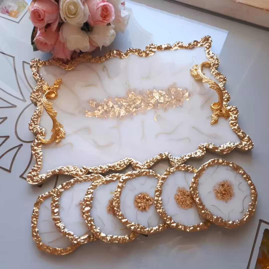 ست سینی و زیرلیوانی رزینی طرح ثمین مدل دفورمه کار شده با ورق طلا و کریستال