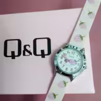 ساعت مچی کیواند کیو دخترانه مدل توت فرنگی QC29J304y موتور ژاپن 