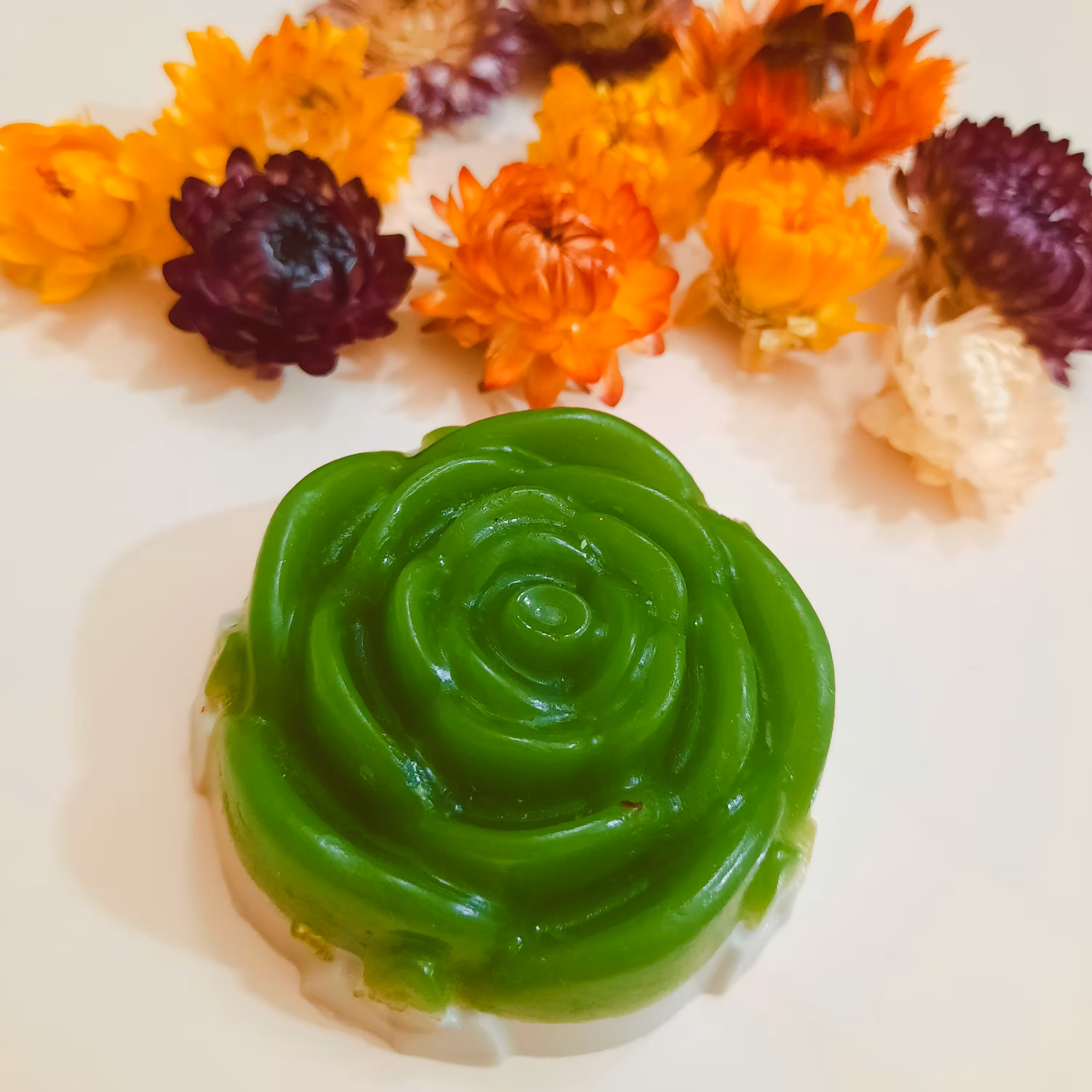 صابون گیاهی و درمانی دستساز طرح گل رز سبزروغنهالوندر،هسته زردالو، شیباتروجوجوبا،رایحه یاس،وزن53گرم،قیمت60000تومان