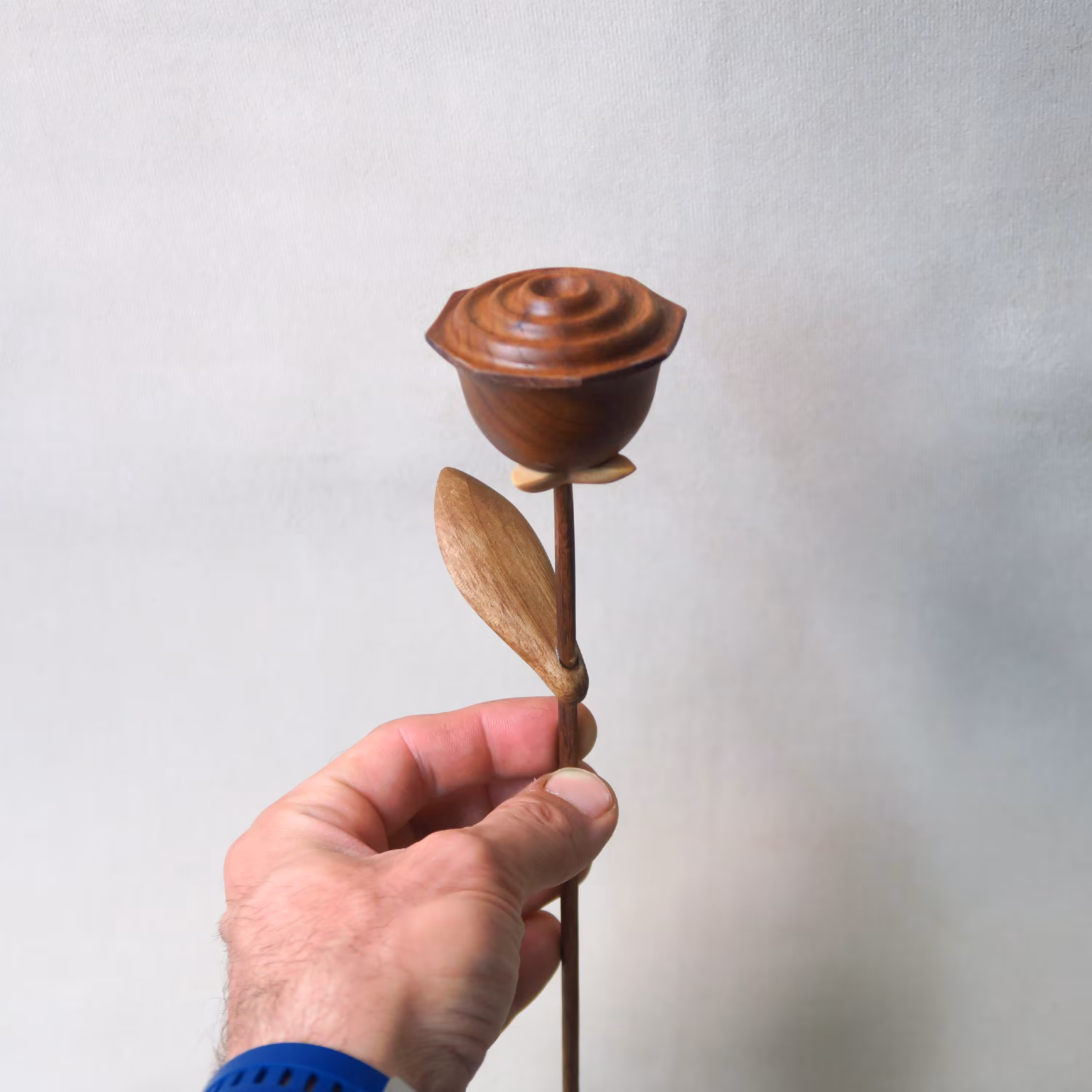 تک شاخه گل رز چوبی دست تراش 