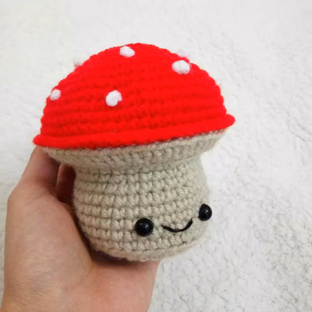 عروسک بافتنی فانتزی دست باف طرح قارچ رنگ قرمز سفیرباف