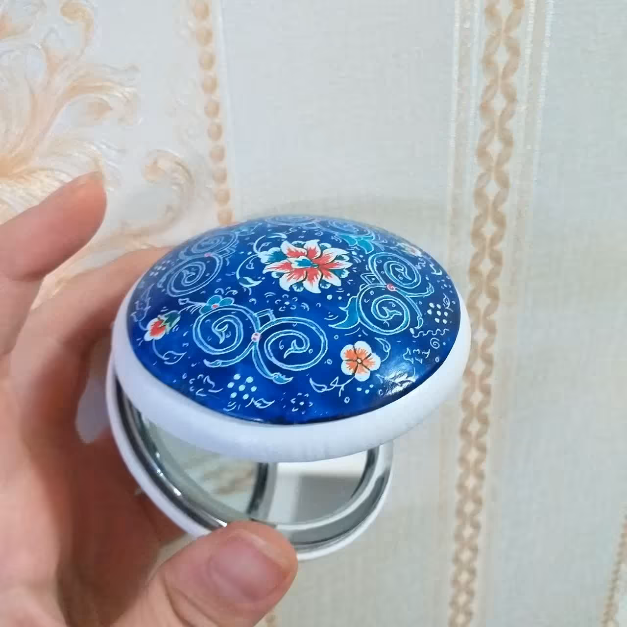 آینه آرایشی میناکاری دارای دو آینه تخت و محدب قابل شستشو  و ضدخش (آینه جیبی)