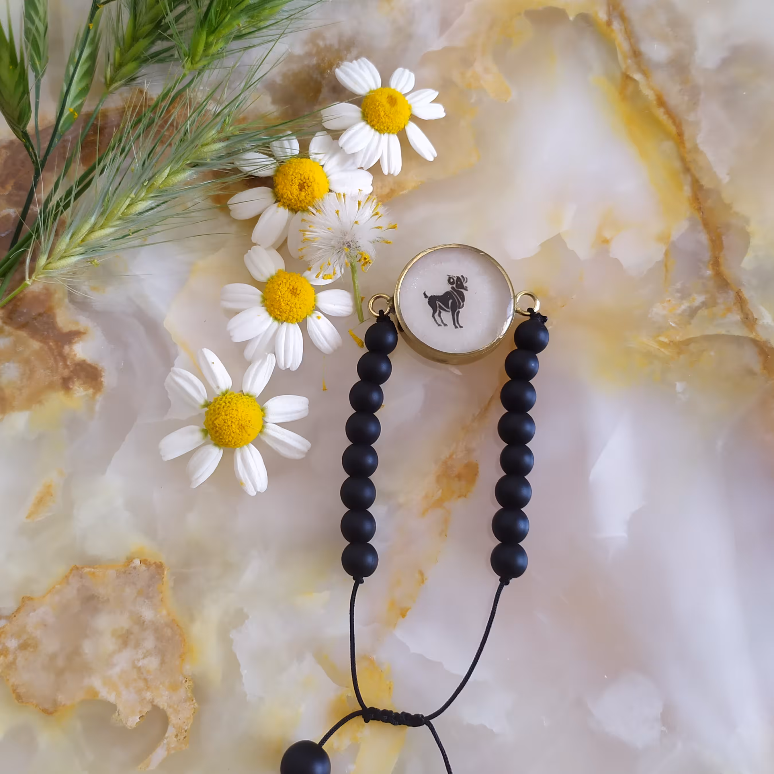 دستبند  رزینی نماد ماه تولد فروردین 