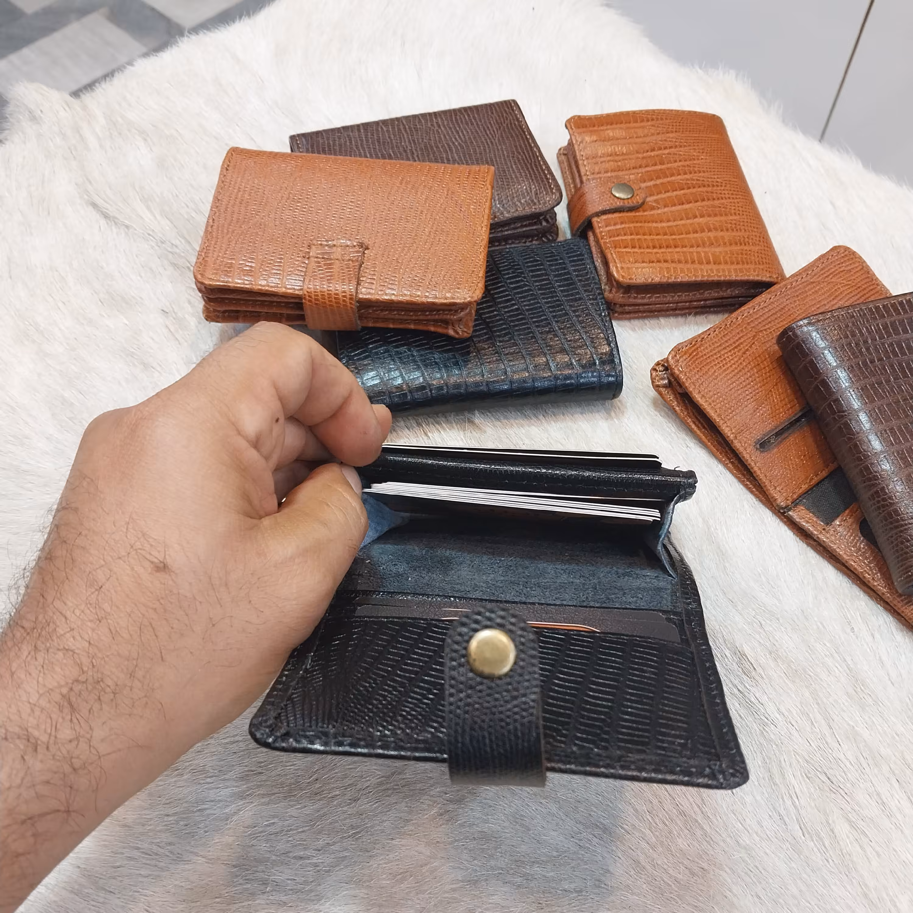 جاکارتی چرم طبیعی گاوی ، 7 جای کارت تکی و یک طبله که تعدادی زیاد کارت توش جا میشه