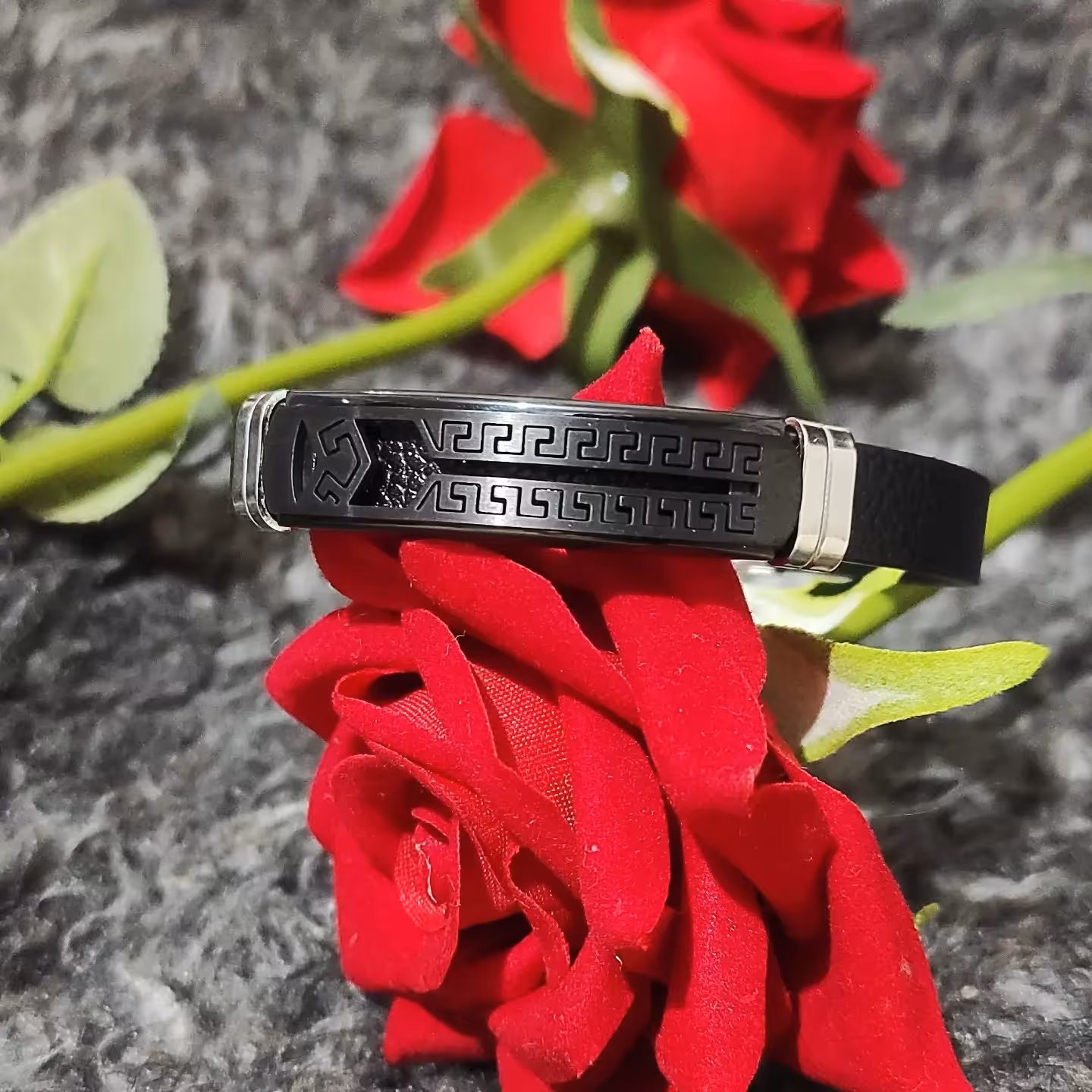 دستبند چرم ورساچه پلاک مشکی