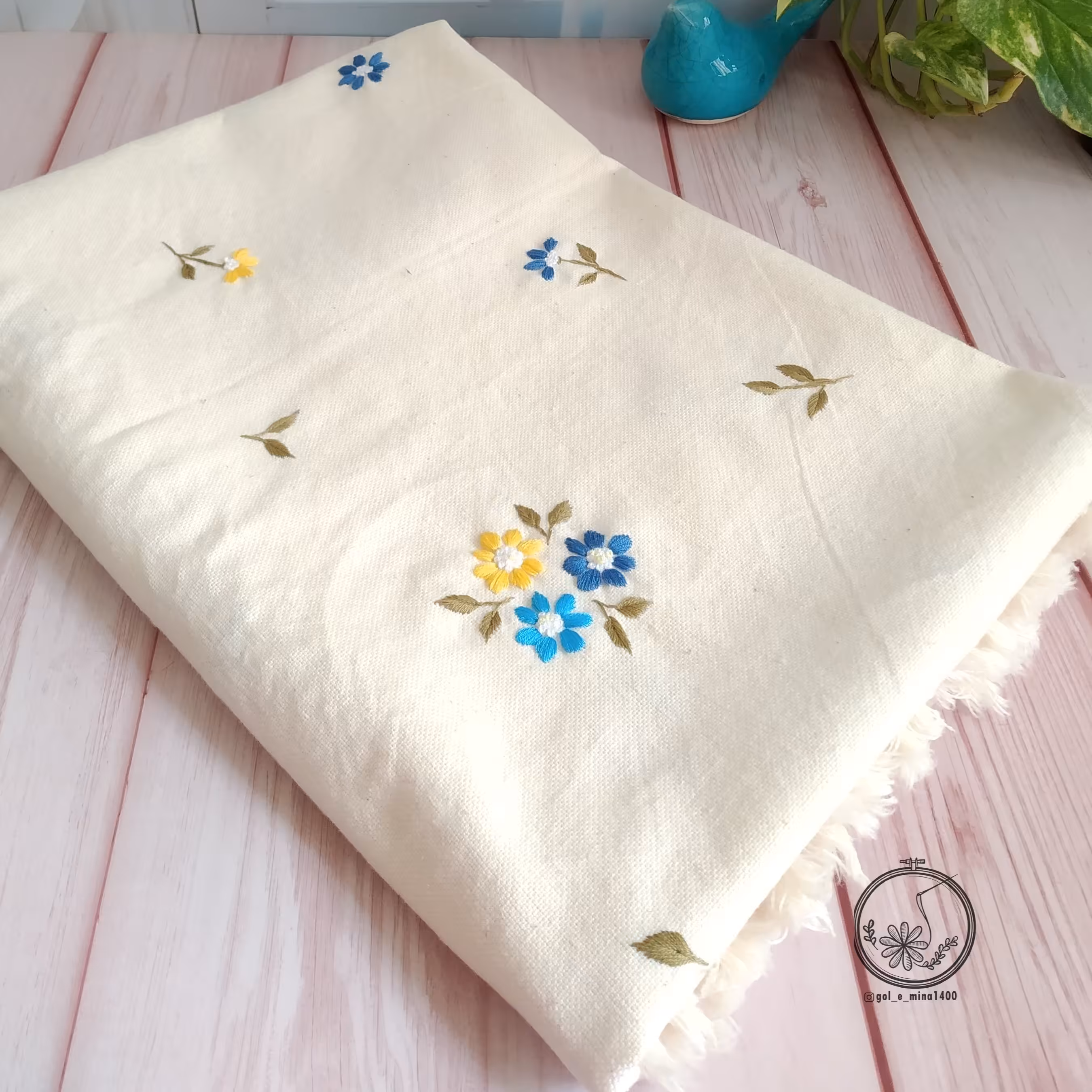 رومیزی  گلدوزی شده 