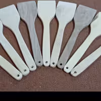 کفگیر چوبی متوسط با چوب گردو عرض تقریبا هفت و طول تقریبا سی سانتی متر