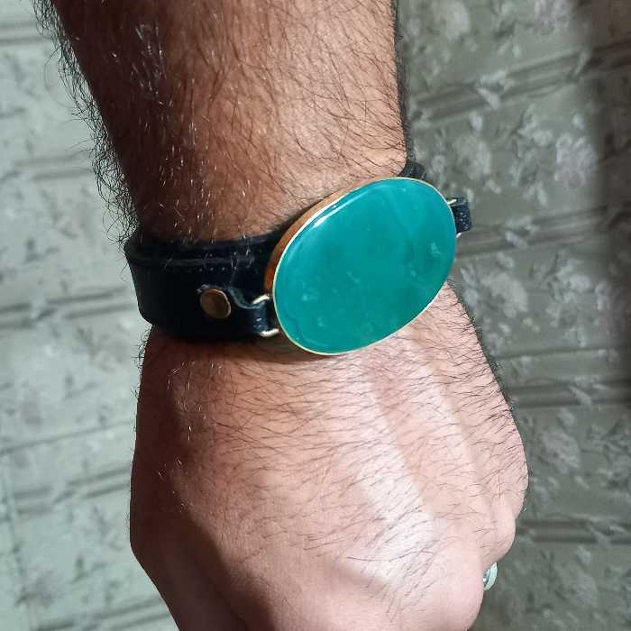 دستبند برنجی . عقیق سبز درجه یک. خراسانی،بند چرمی . امکان سفارش مجدد در رنگها ابعاد واذکار مختلف
