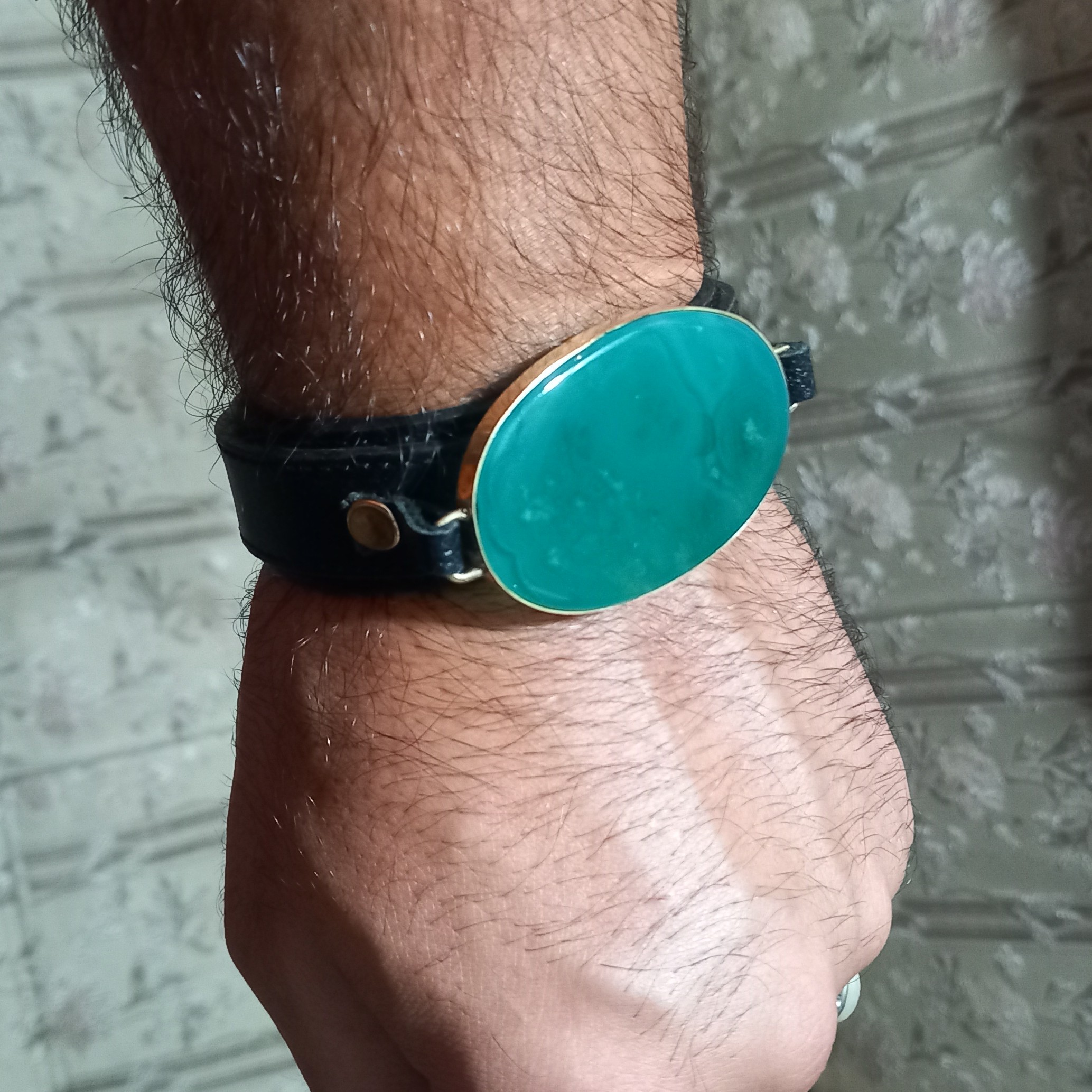 دستبند برنجی . عقیق سبز درجه یک. خراسانی،بند چرمی . امکان سفارش مجدد در رنگها ابعاد واذکار مختلف