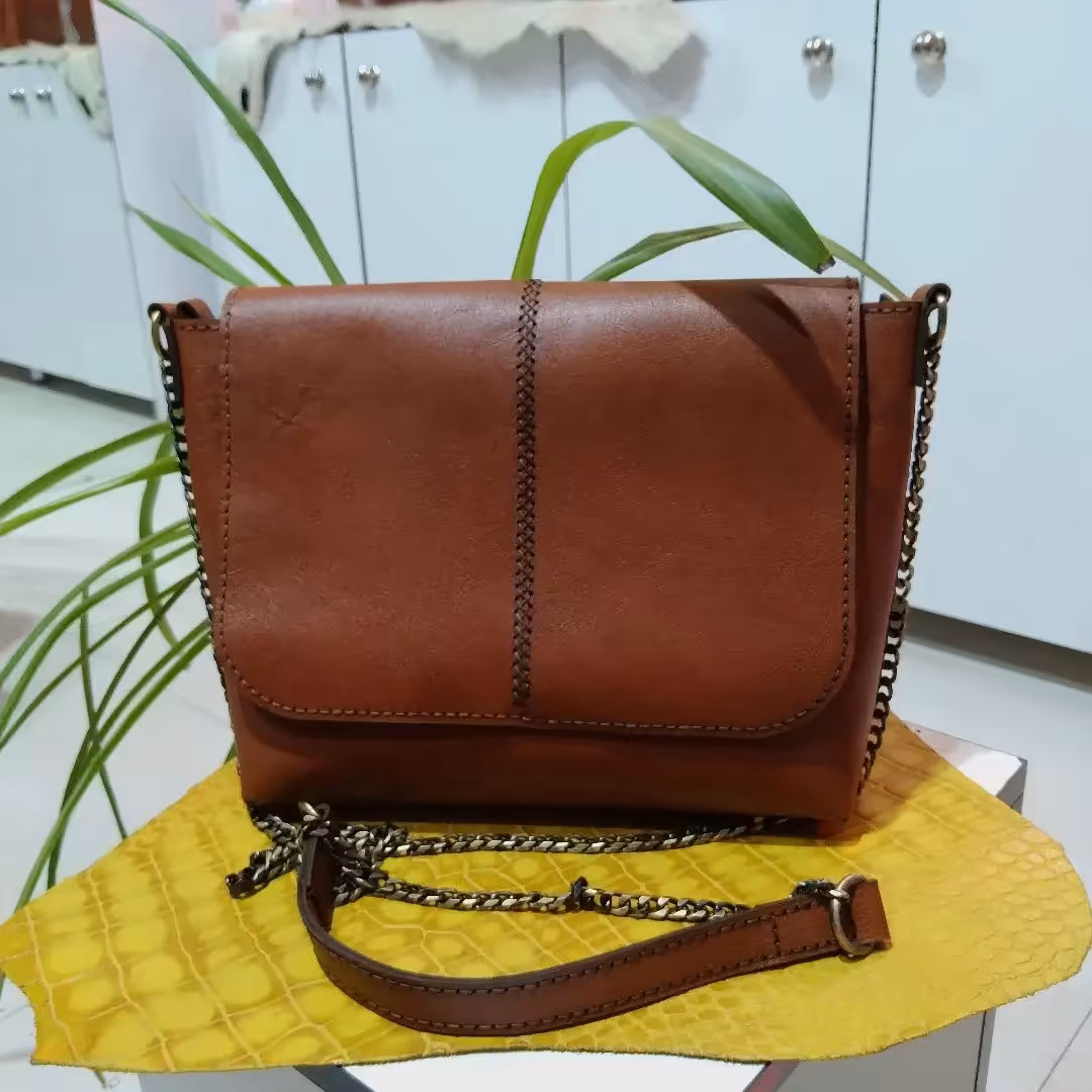 کیف دوشی زنانه چرم طبیعی دست دوز