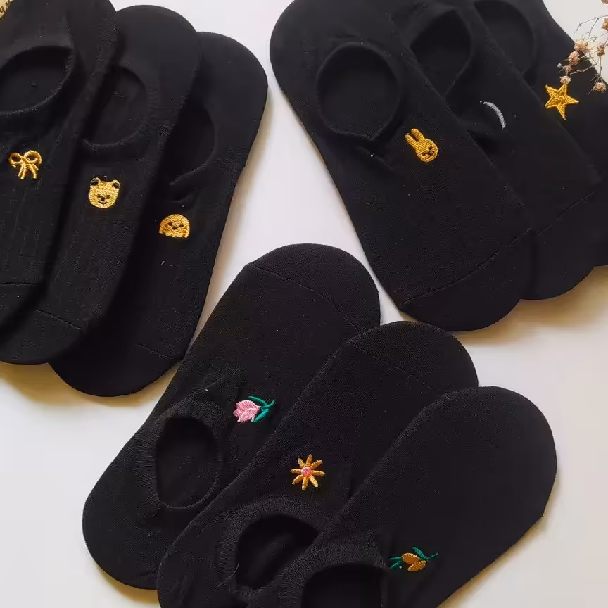 جوراب کالج کبریتی گلدوزی شده تک رنگ مشکی باگلدوزی های متفاوت