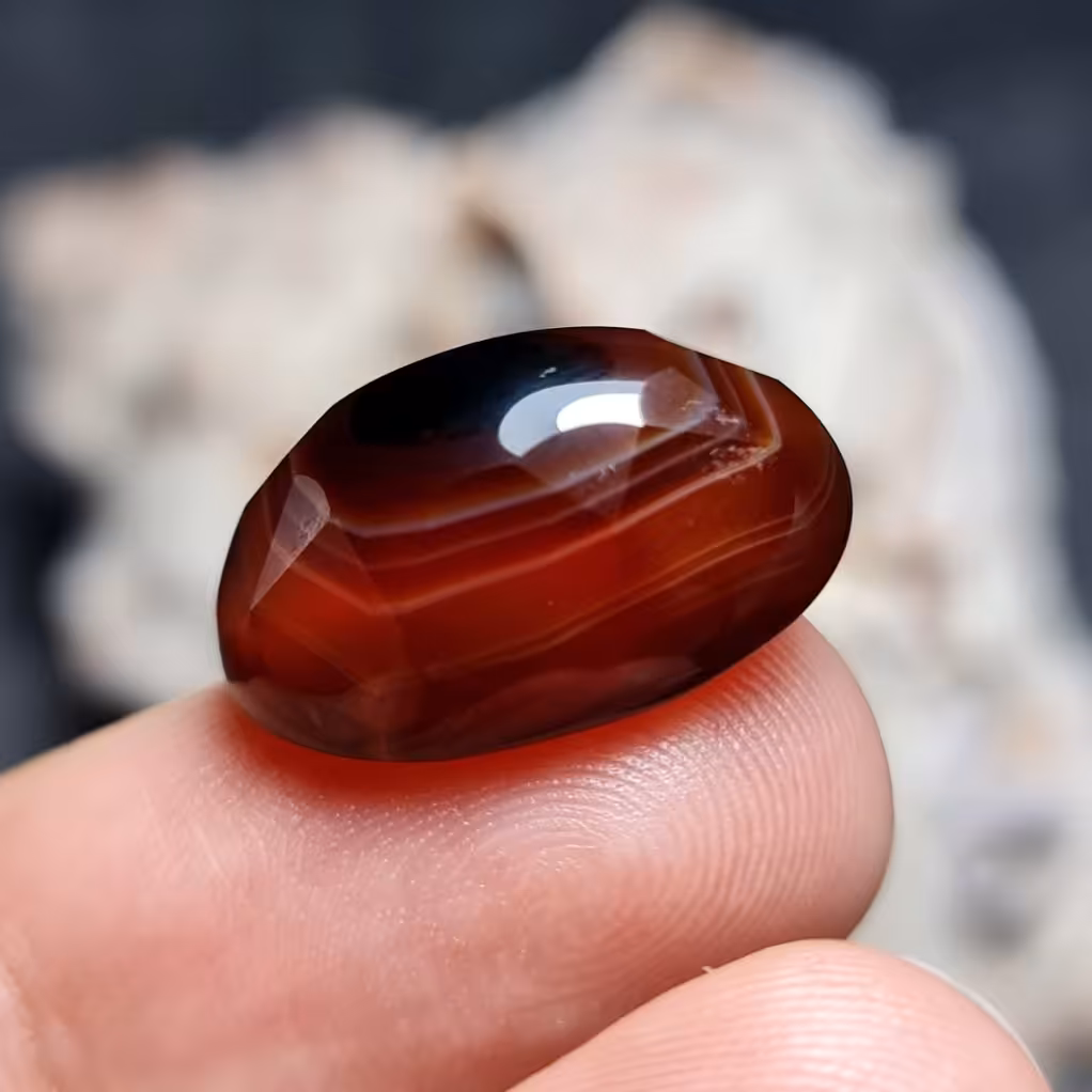  نگین فوق العاده زیبای سنگ عقیق سه پوست سلیمانی خاص اصل معدنی با تراش فست
کد 27493
