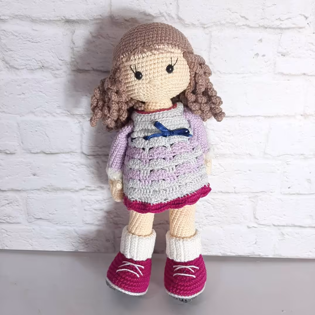 عروسک دختر بافتنی و دستباف بسیار محکم و زیبا و لباس دار 25 سانتی