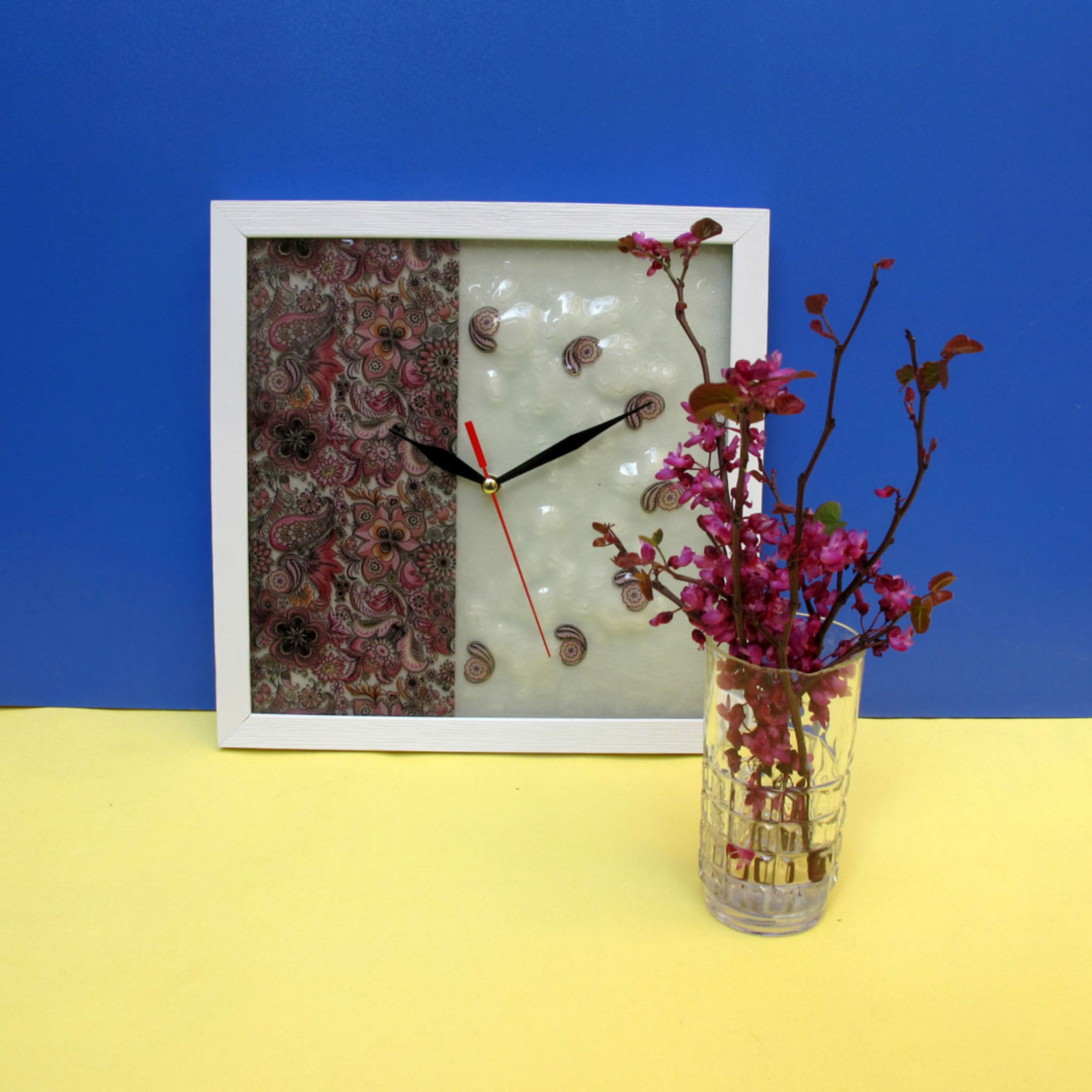 ساعت دیواری آمینا طرح بته جغه صورتی(قاب سفید)