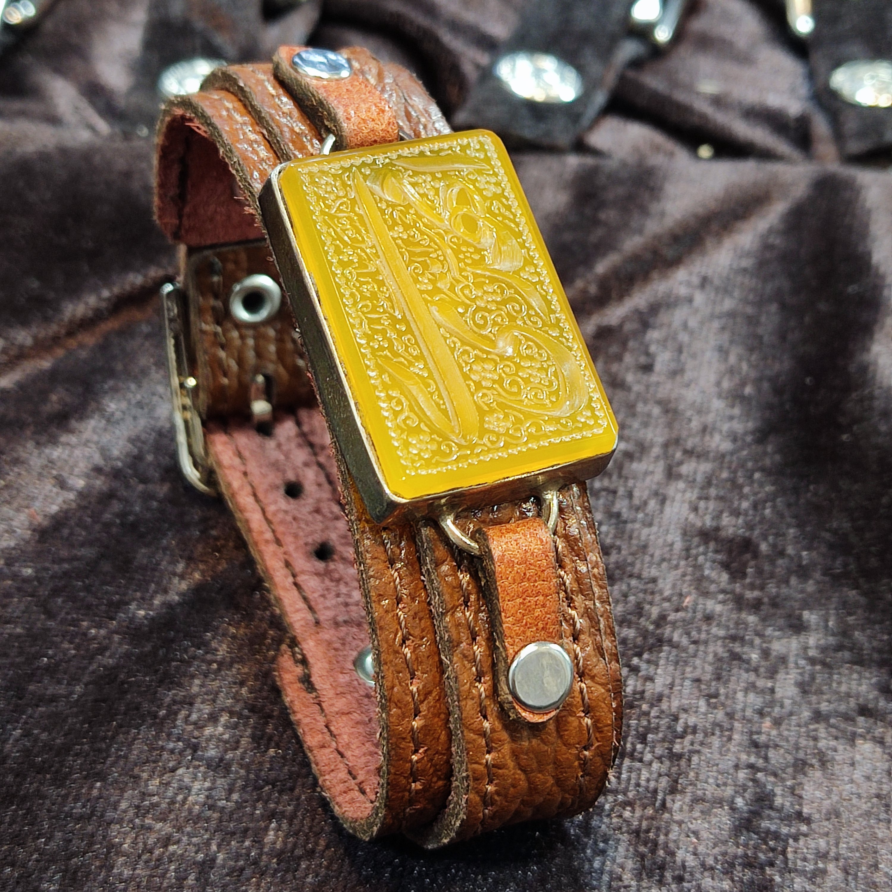 دستبند چرم طبیعی شتر با نگین خطی شرف شمس