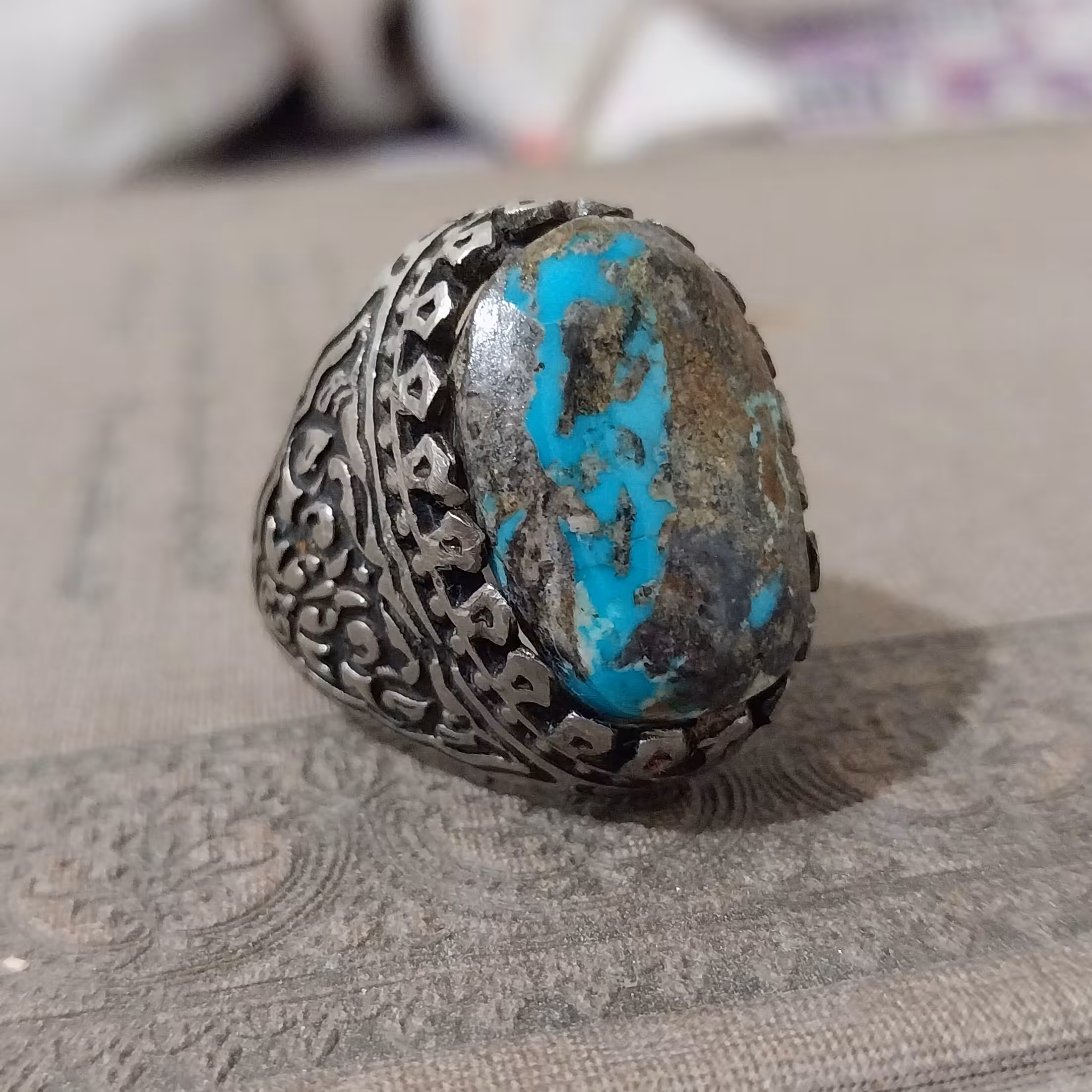 انگشتر  فیروزه نیشابور اصل معدنی با رکاب سیاه قلم