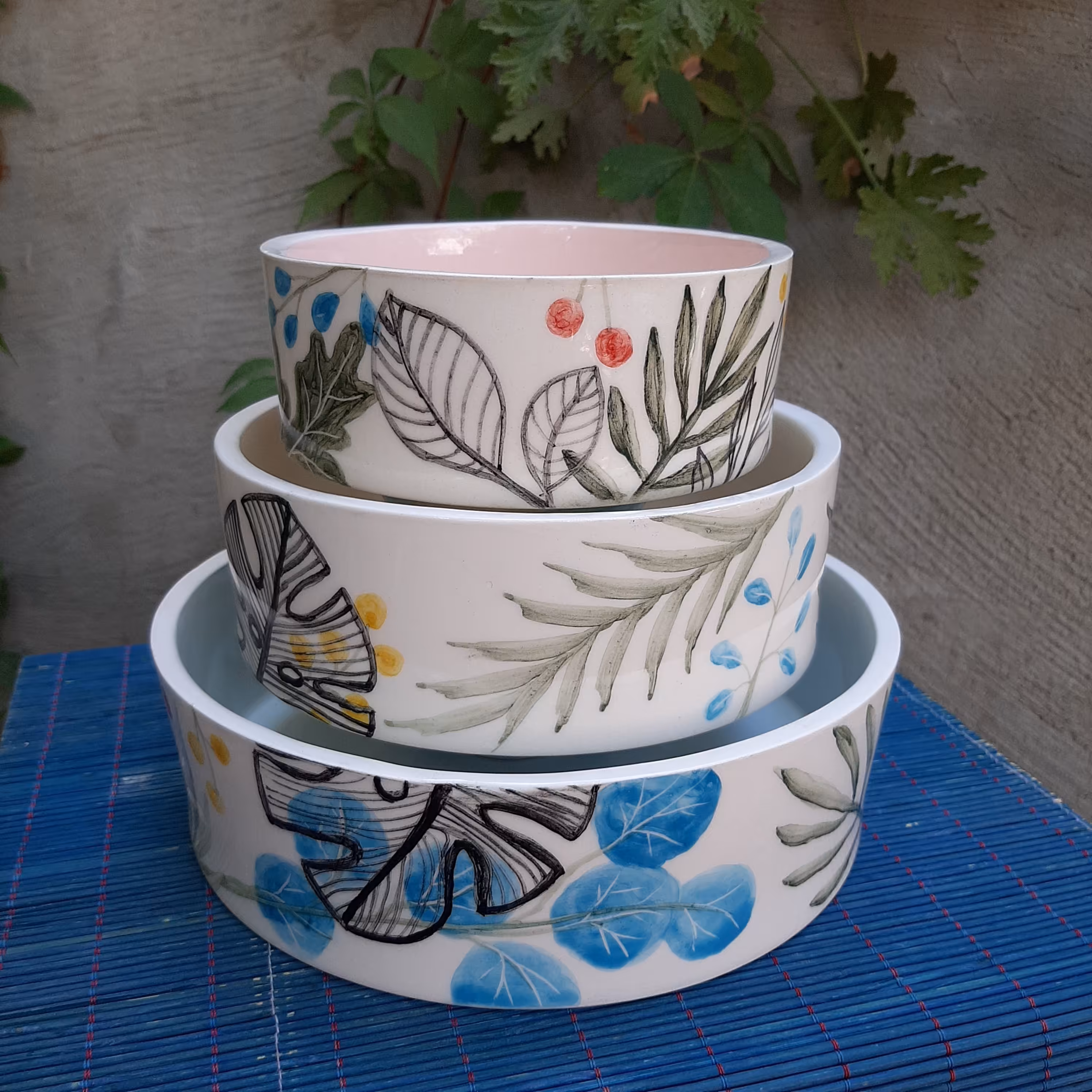 ظرف سرو. ظرف  پذیرایی. ست کاسه ماگ 3 تایی. قابل سفارش با رنگ دلخواه شما، کار شده با دست. سایز های 20.16.14