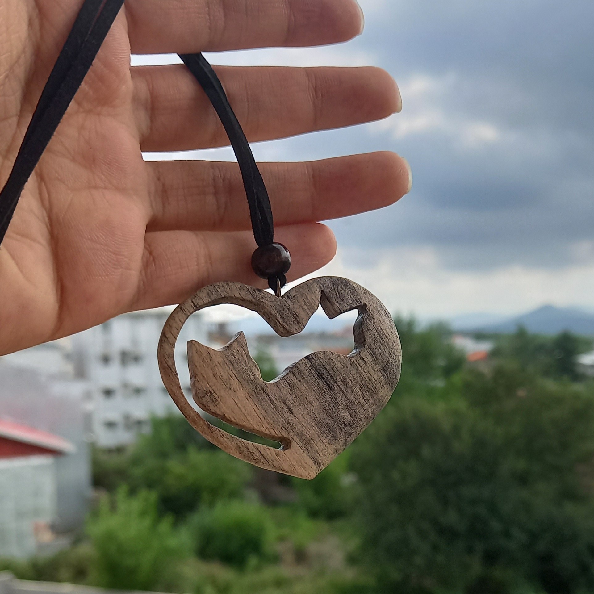 گردنبند چوبی طرح گربه و قلب ساخته شده از چوب گردو