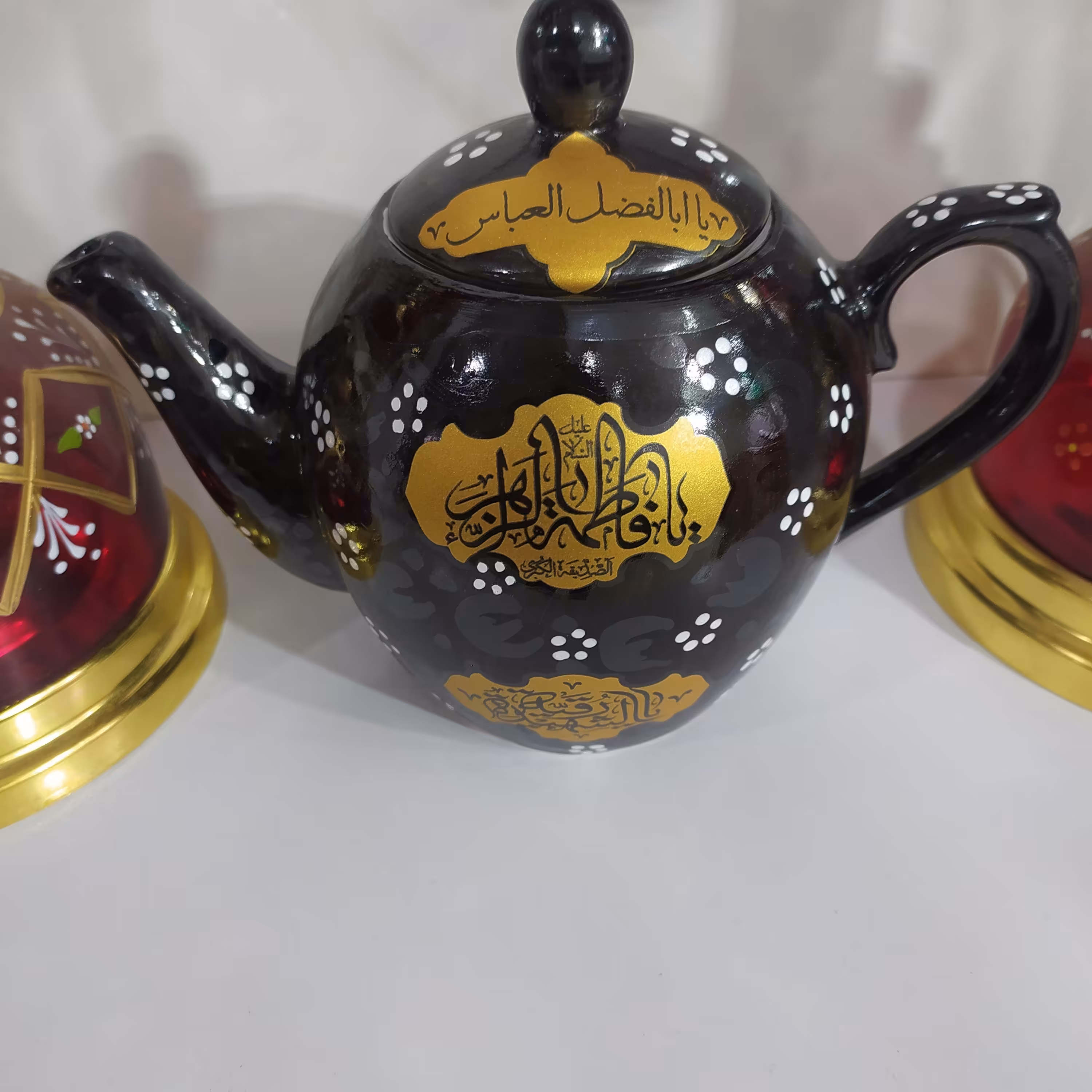 قوری سرامیکی مشکی سایز بزرگ ، با ذکر اسم ائمه اطهار علیهم السلام مناسب مجالس و اعیاد مذهبی 
