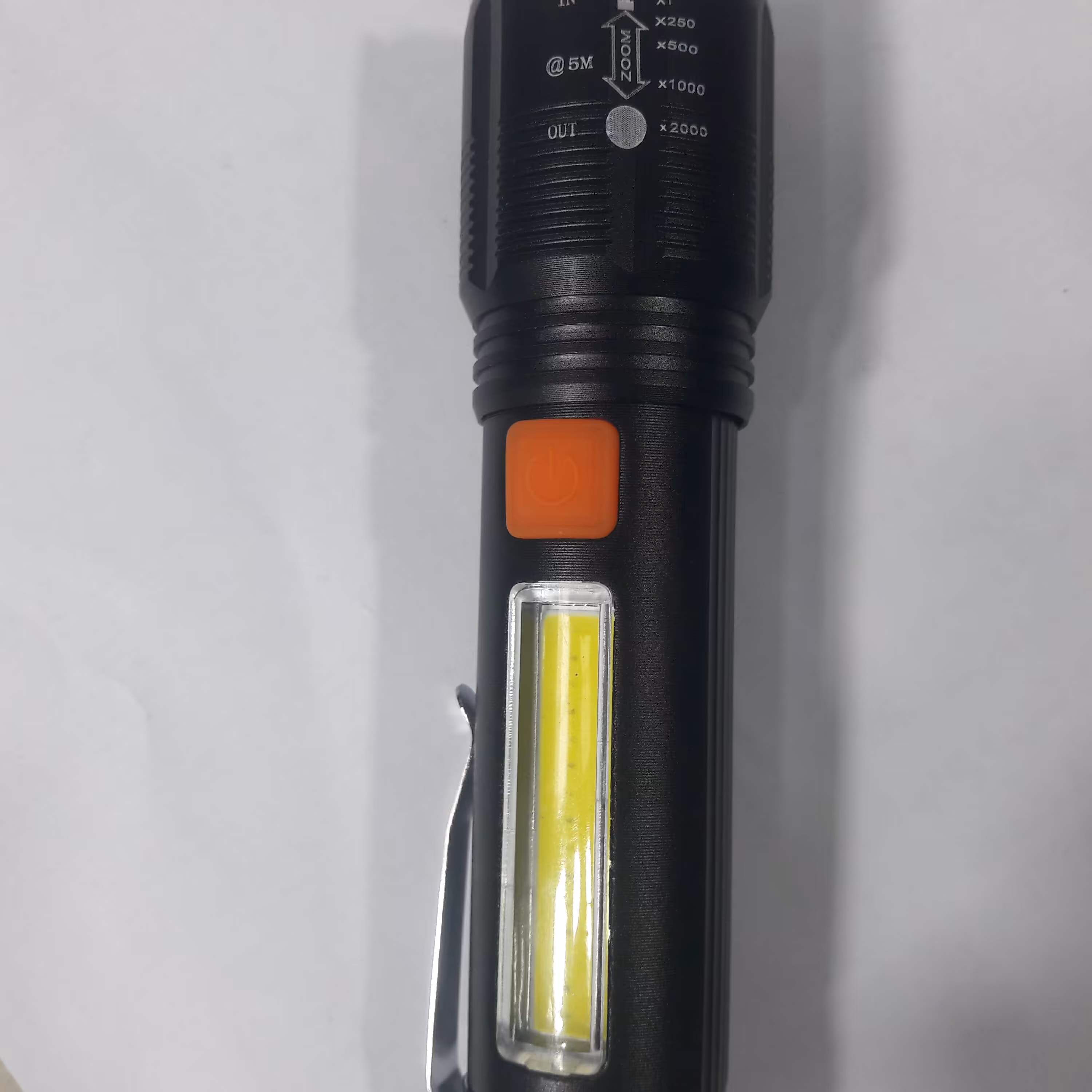 چراغ قوه پلیسی حرفه ایی پر نور وپرتاب نور عالی دارای چراغ چشمک زن قرمز شارژی وباطری خور