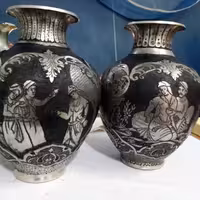 یک جفت گلدان قلمزنی روی مس به سبک سیاه قلم 