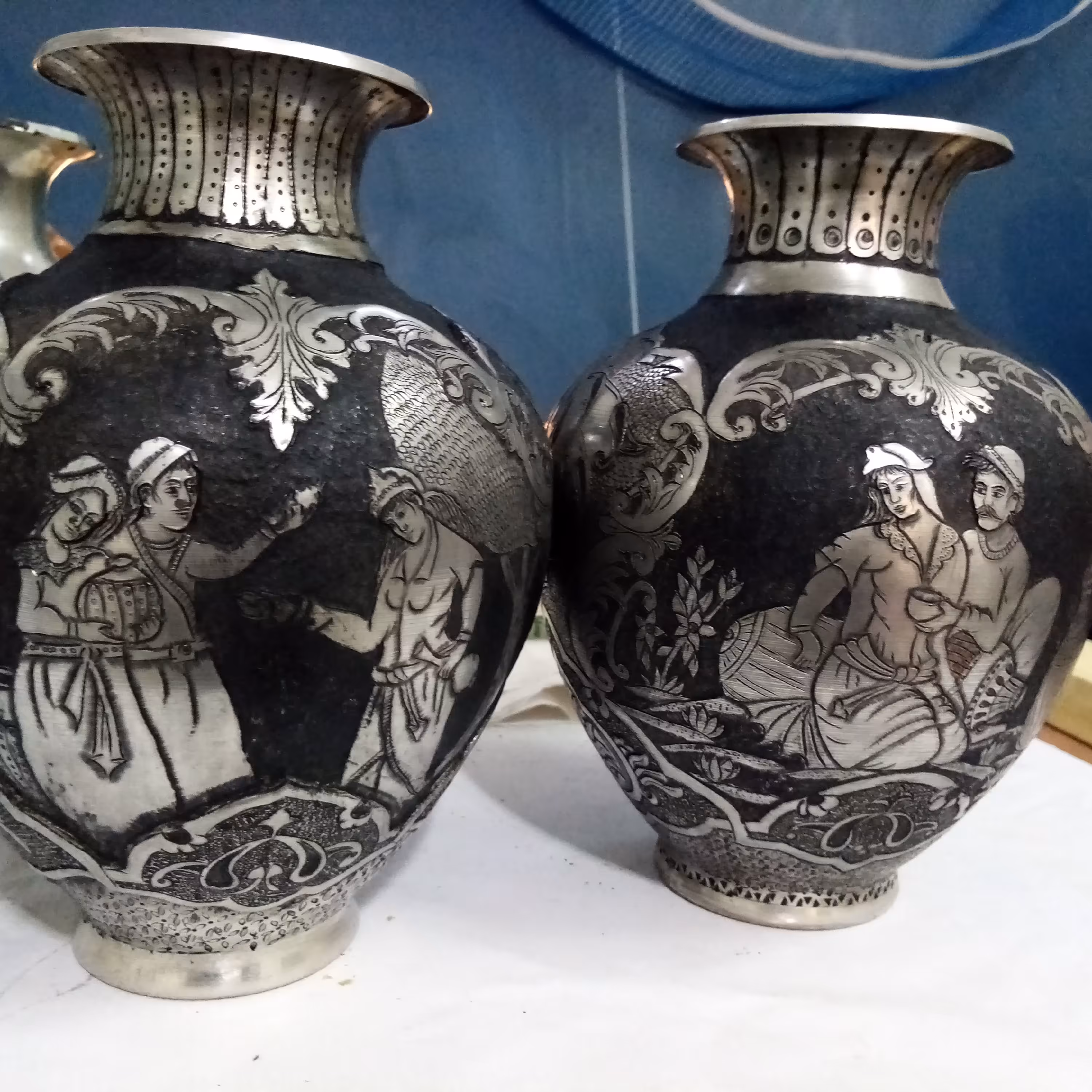 یک جفت گلدان قلمزنی روی مس به سبک سیاه قلم 