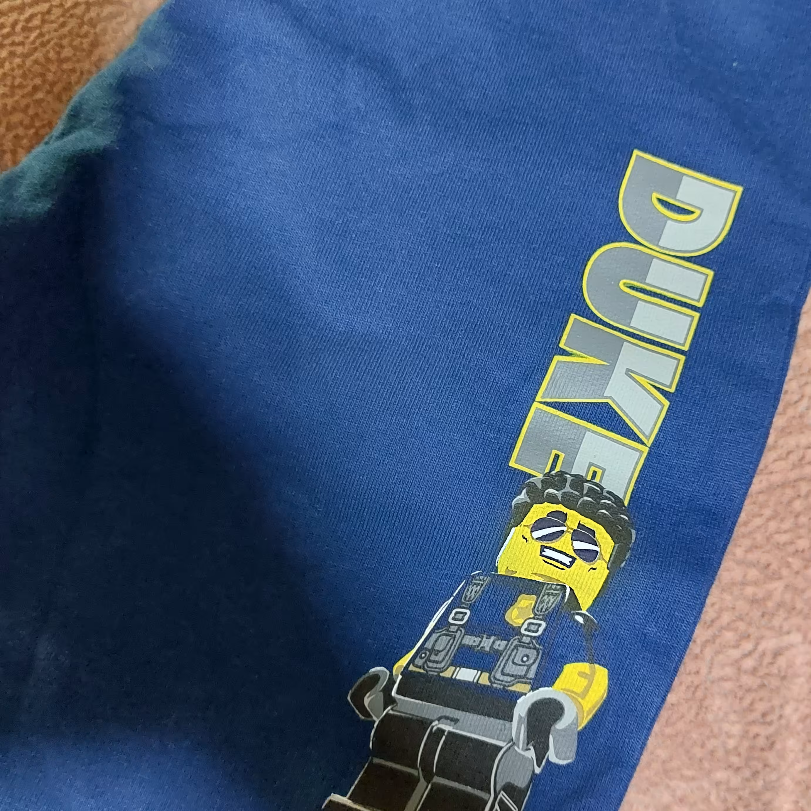 شلوار اسلش طرح  لگو دارای بند تنظیم کمر قد 98 تا 104 