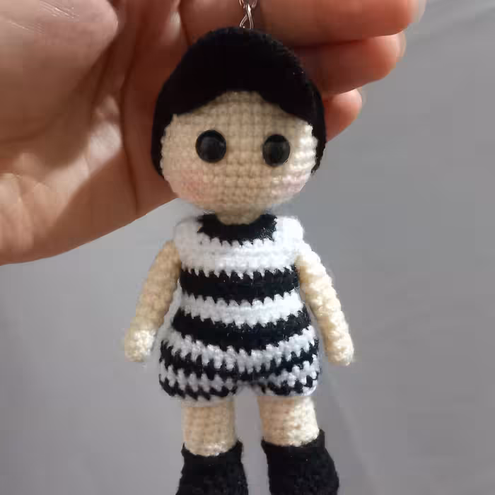 سر کلیدی پسر اندازه  12سانت  بافته شده از کاموا اکریل تاب وپرشده از الیاف ضد حساسیت و مرغوب  