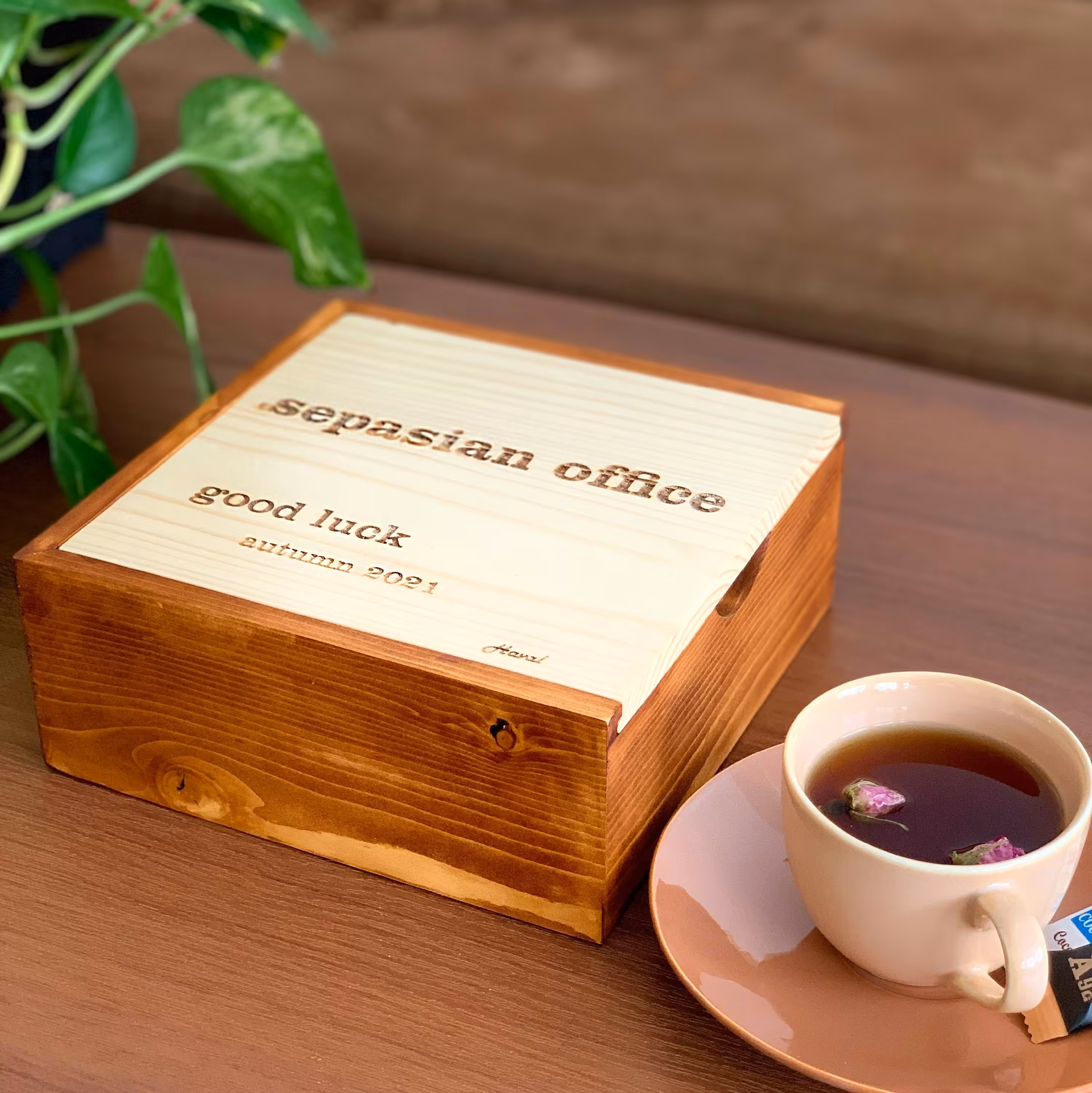 جعبه تی بگ و دمنوش لوکس چوبی مخصوص پذیرایی با امکان حکاکی متن دلخواه