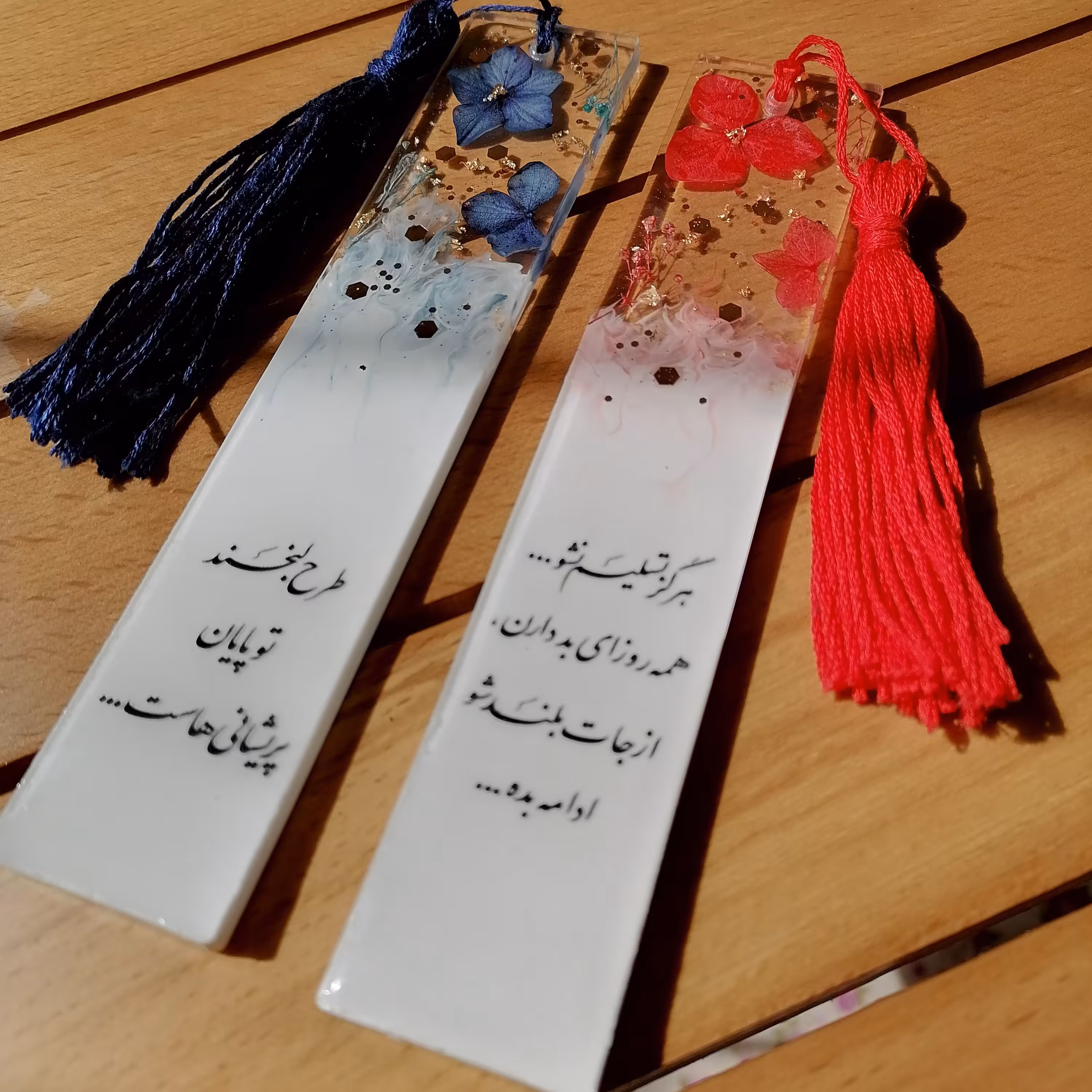 نشان گر کتاب رزینی، کارشده با گلهای طبیعی و متن 