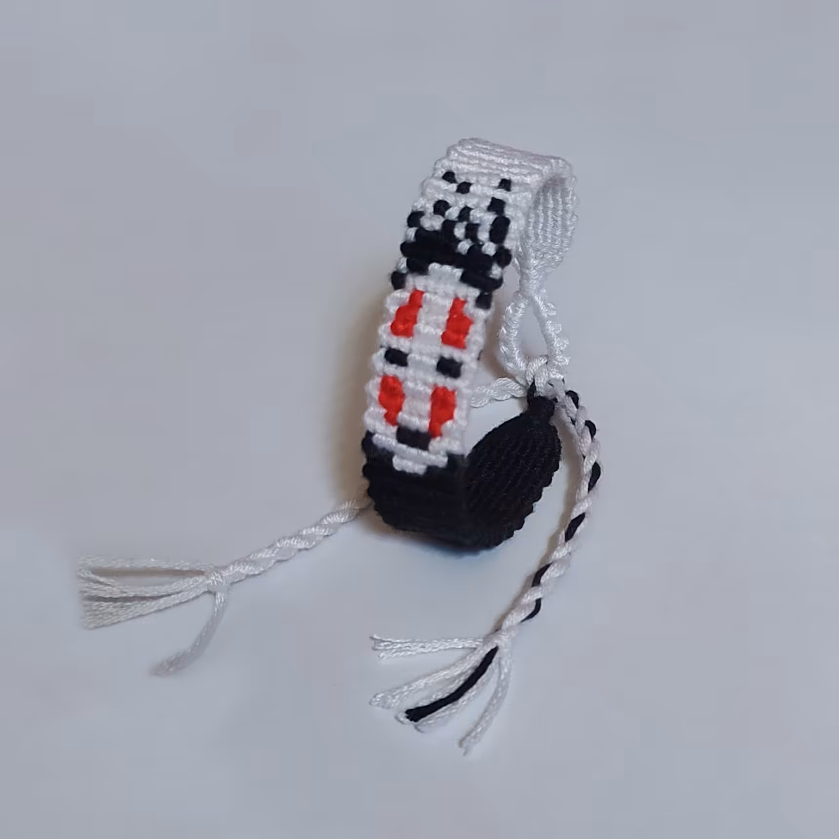  دستبند دوستی دستباف با طرح نوفیس ( بدون چهره - no face ) از انیمه شهر اشباح ( آلفا بافی )