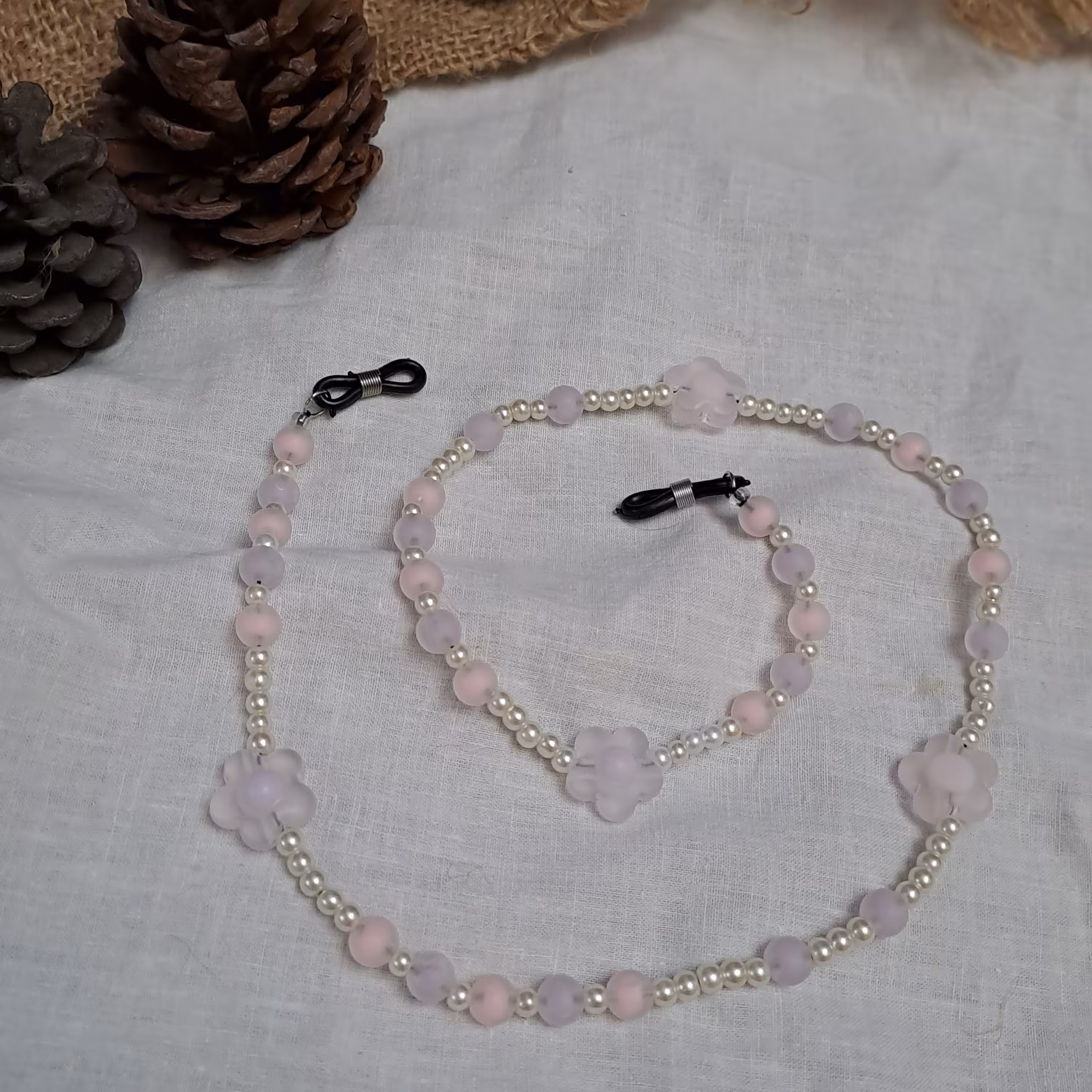 بند عینک بلند ساخته شده با مهره های یخی و مروارید پلاستیکی