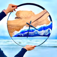 ساعت دیواری روستیک رزینی طرح دریا چوب طبیعی و فلز