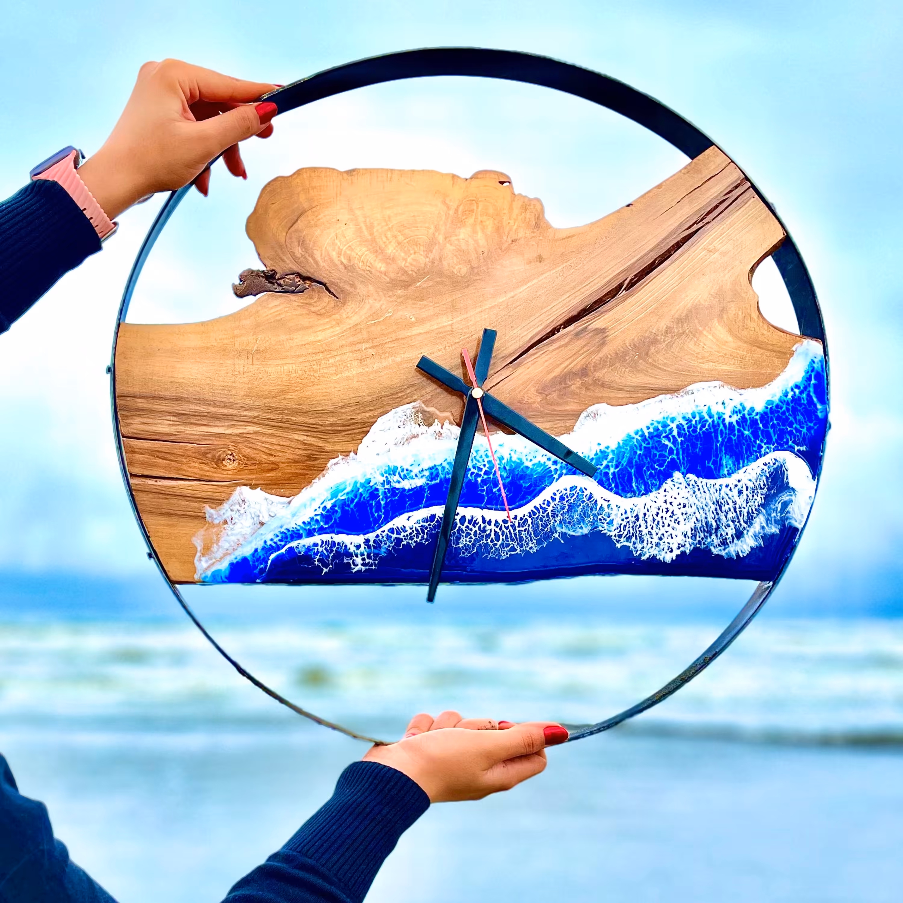 ساعت دیواری روستیک رزینی طرح دریا چوب طبیعی و فلز