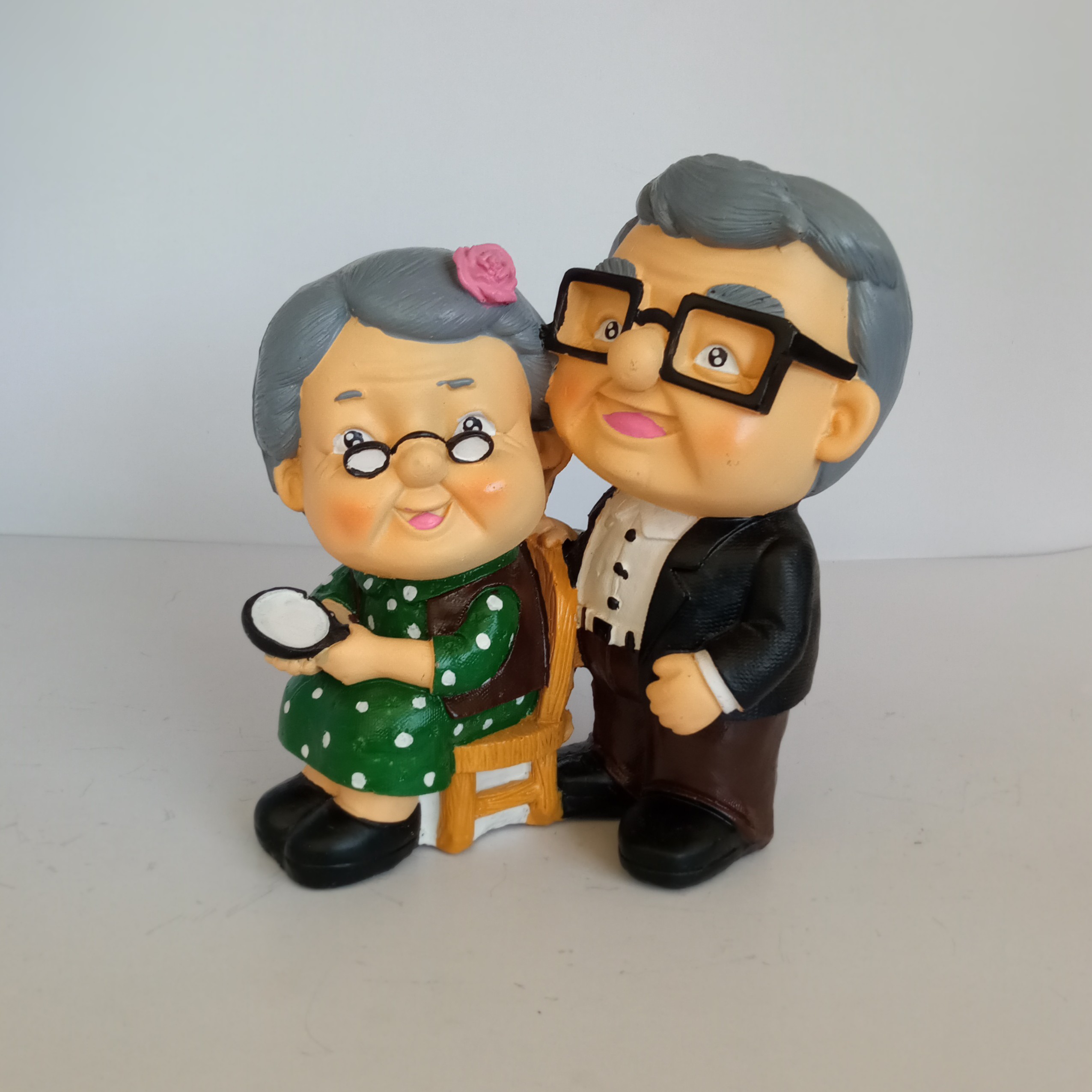 دکوری پیر زن پیر مرد نیمکتی