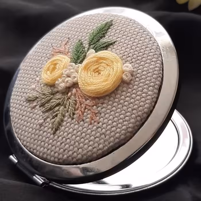 آینه جیبی گلدوزی شده با دست طرح نسترن قطر 7 سانت