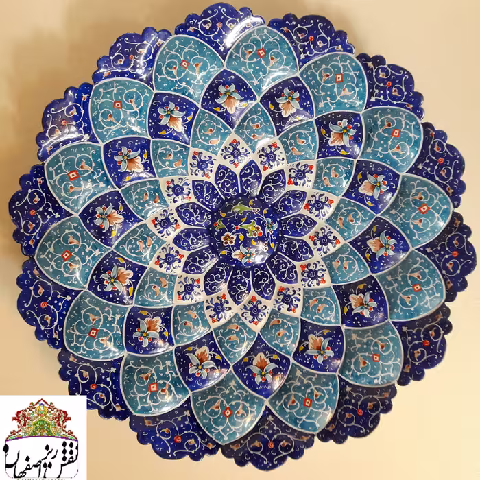 بشقاب میناکاری برجسته طرح تاج به همراه گلدان ارتفاع25