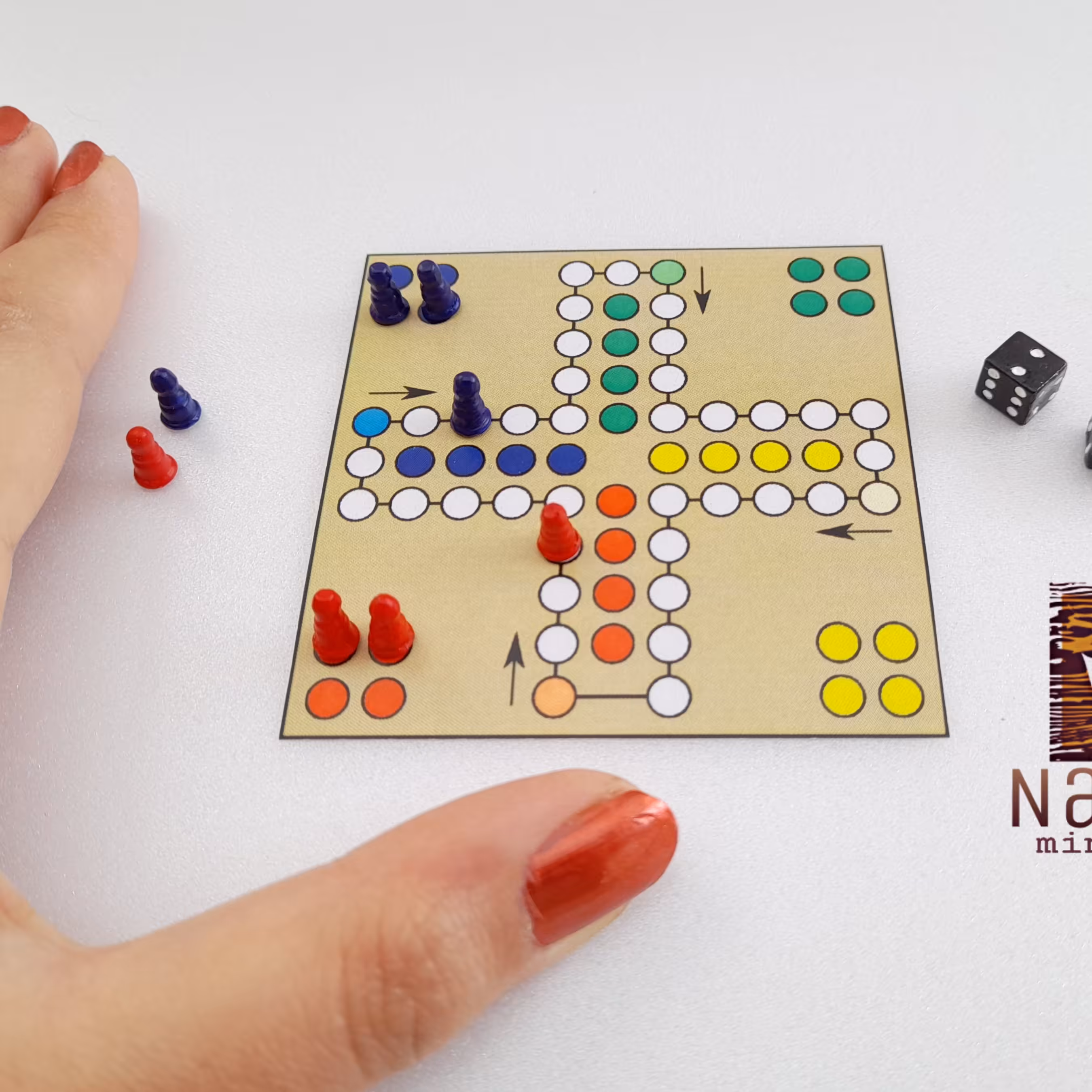 بازی منچ مینیاتوری با دو رنگ مهره