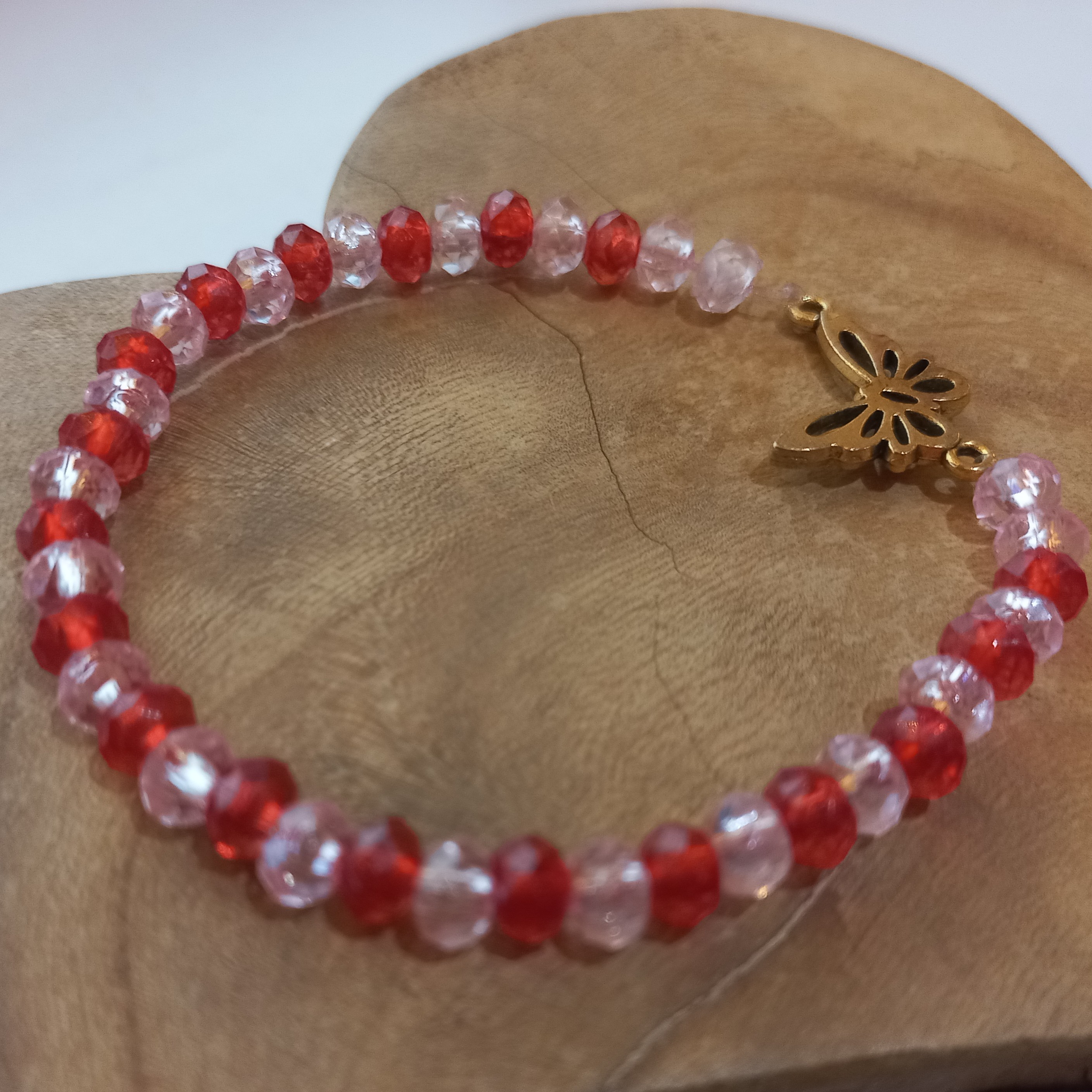 دستبند مرواریدی سنگی دست ساز طرح پروانه طلایی کشی 