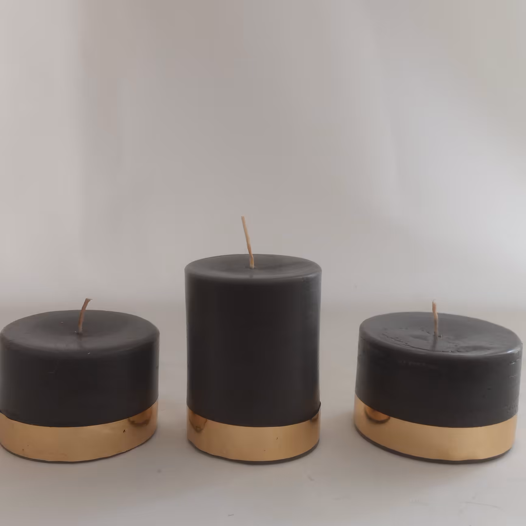 شمع استوانه ای کوتاه مشکی با شبرنگ طلایی و نقره ای