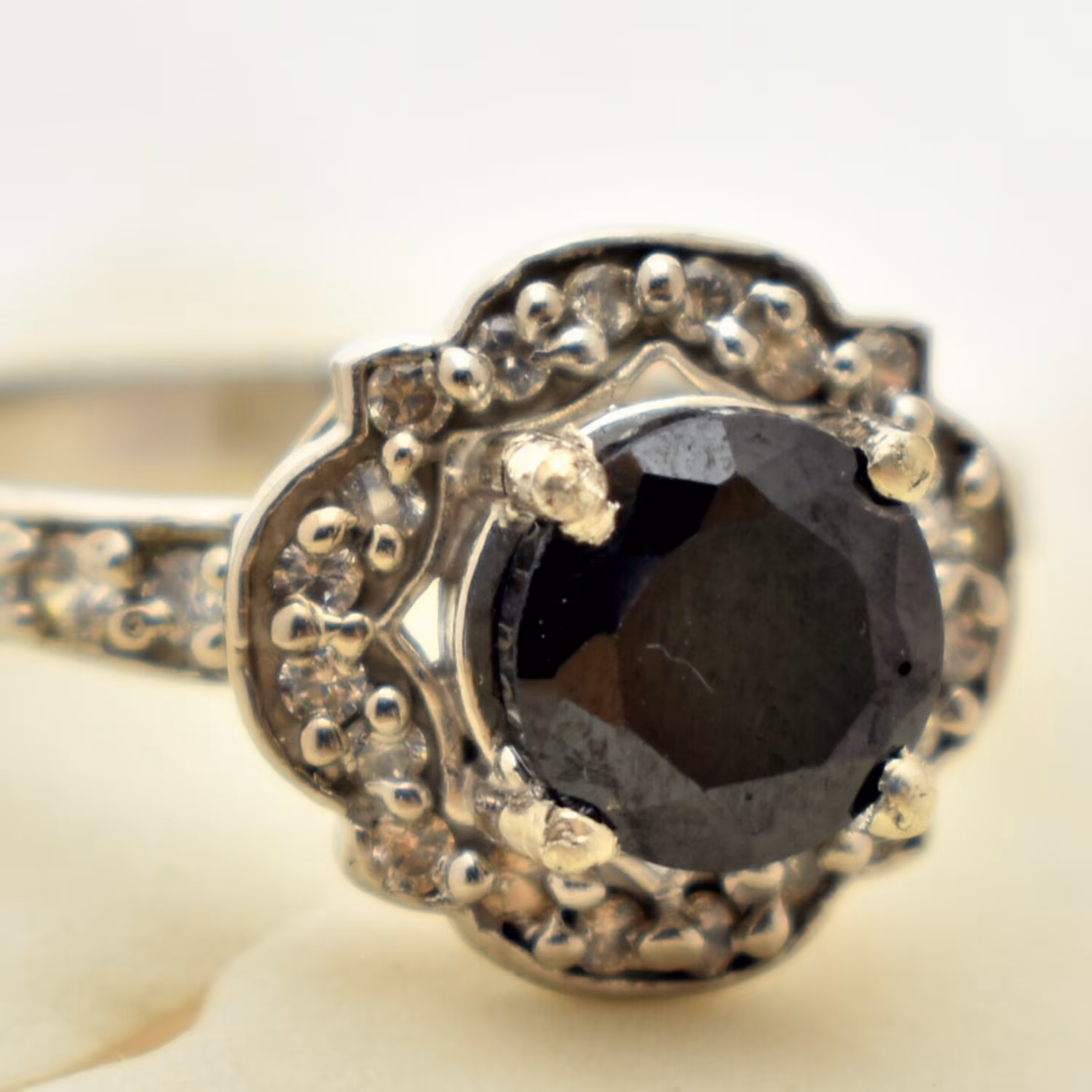 انگشتر نقره زنانه نگین اتمی مشکی آبکاری طلا سفید  آقابزرگ