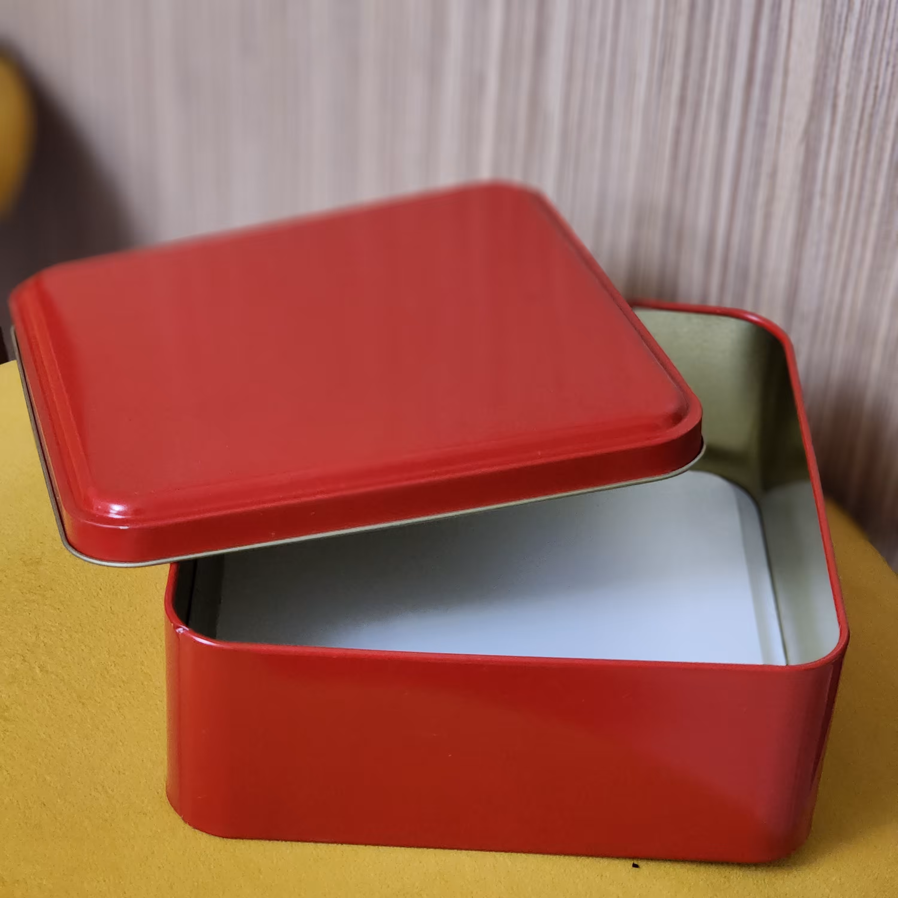 جعبه فلزی کادویی در دار 