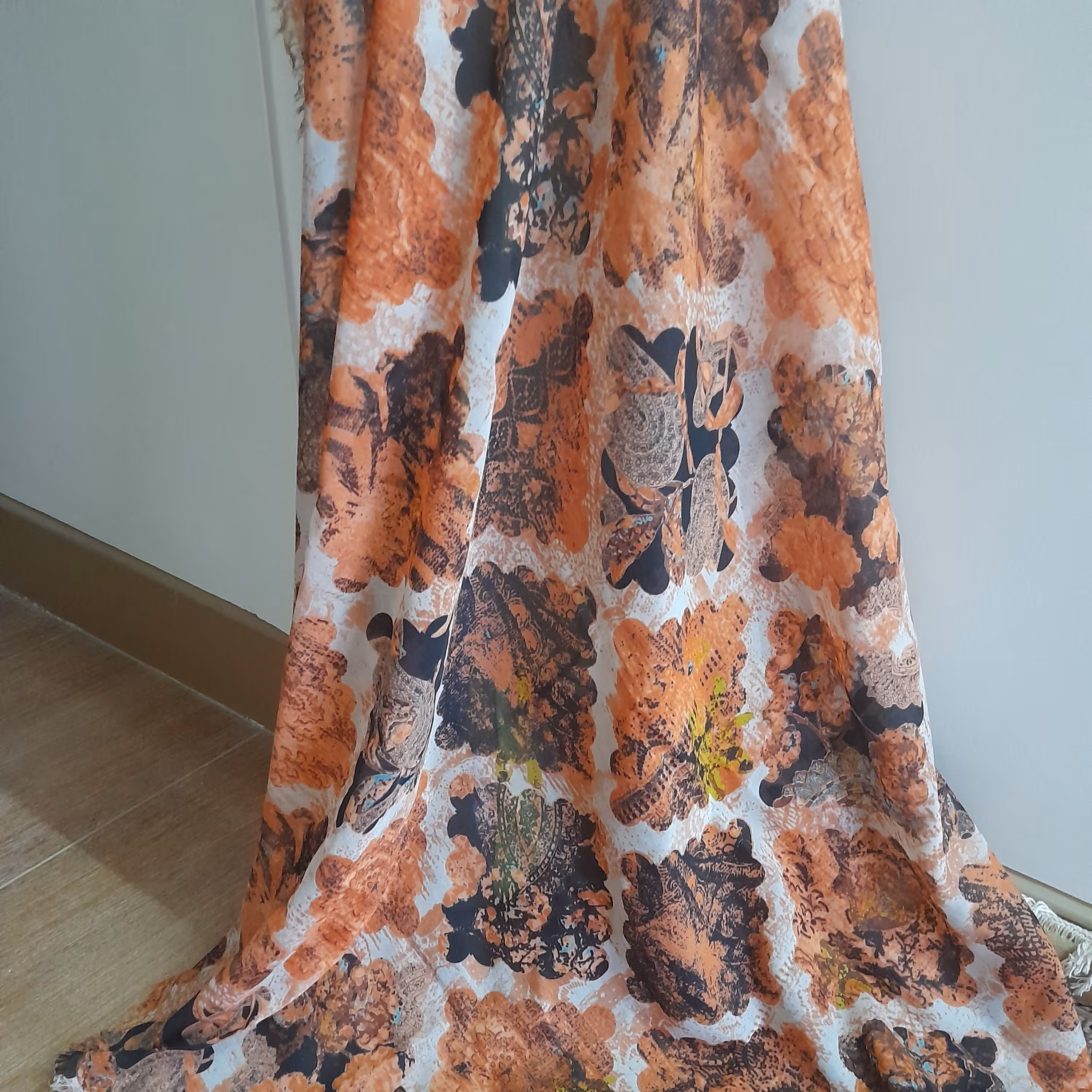 روسری قواره 130زمینه سفید با طرح های نارنجی(گل بهی تیره )