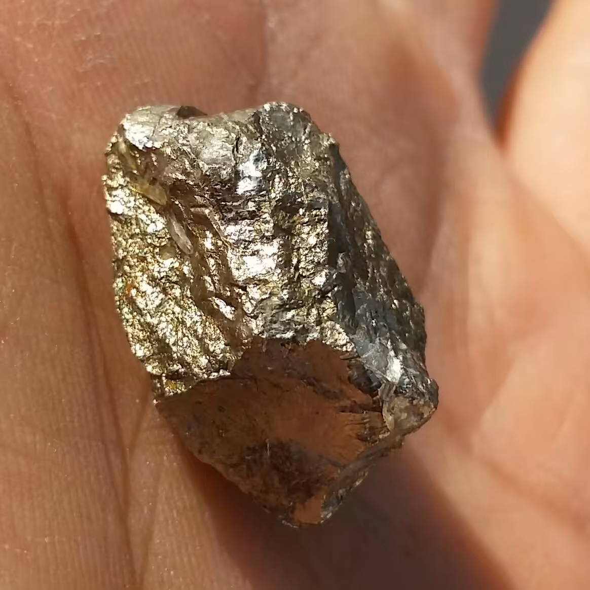 سنگ راف حبه شده پیریت طلایی محششر ملقب به سنگ طلا 100 در صد طبیعی شاهکااار خلقت
تماما پیریت بدون ناخالصی
بینظیییییر