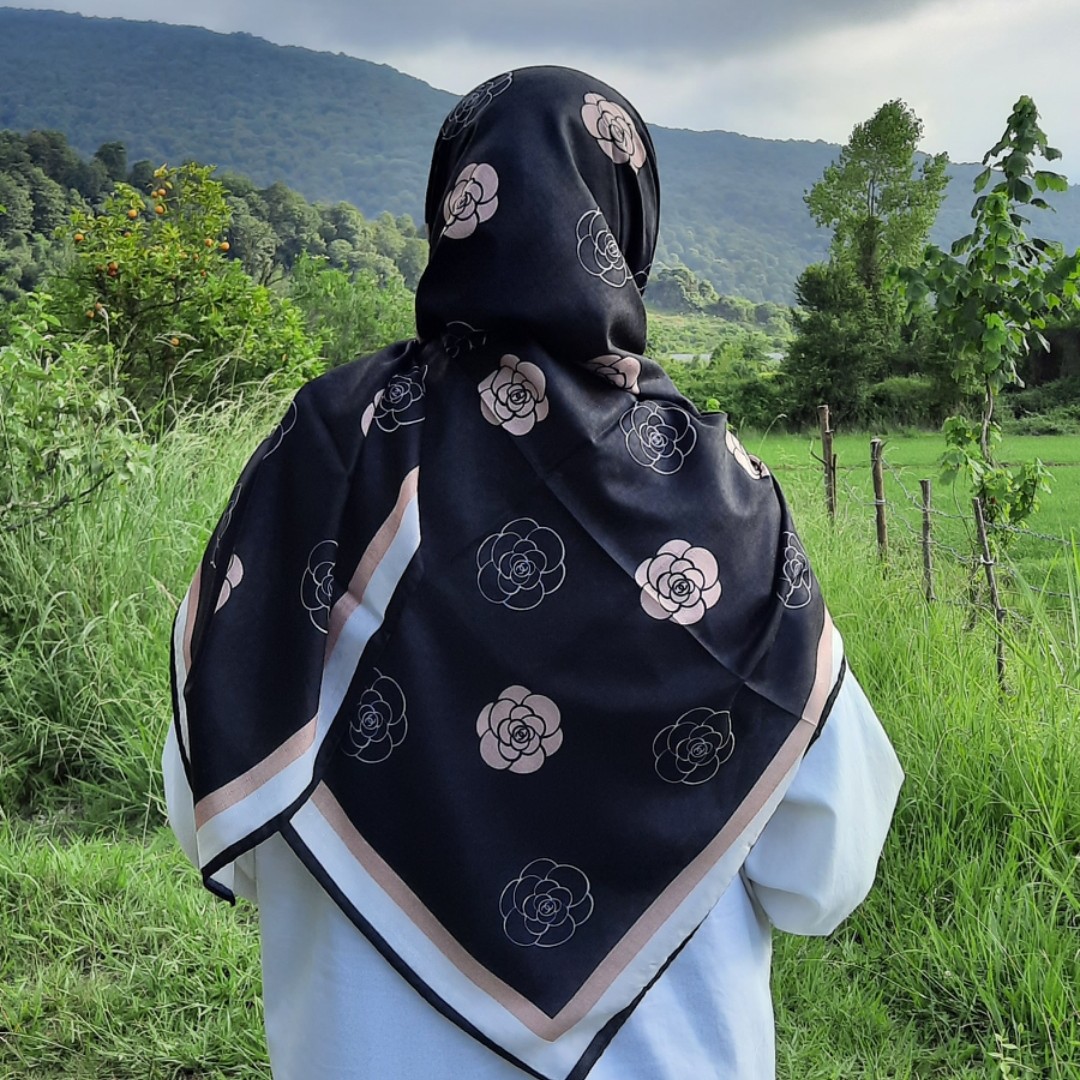 روسری نخ گارزا طرح گل قواره 140 دور دوخت ترکیب رنگ مشکی کرم ایستایی نسبتا خوبی قابل استفاده روزمره ومجلسی