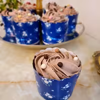 کاپ کیک شکلاتی با مغز شکلات چیپسی و کرمدار