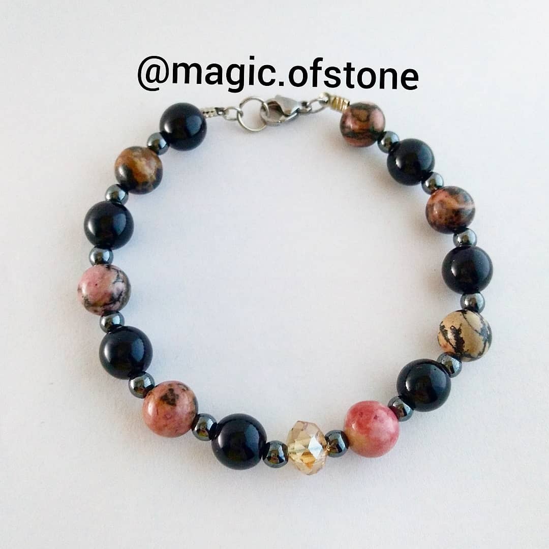 دستبند دستساز سنگ رودونیت اونیکس مشکی و حدید دودی