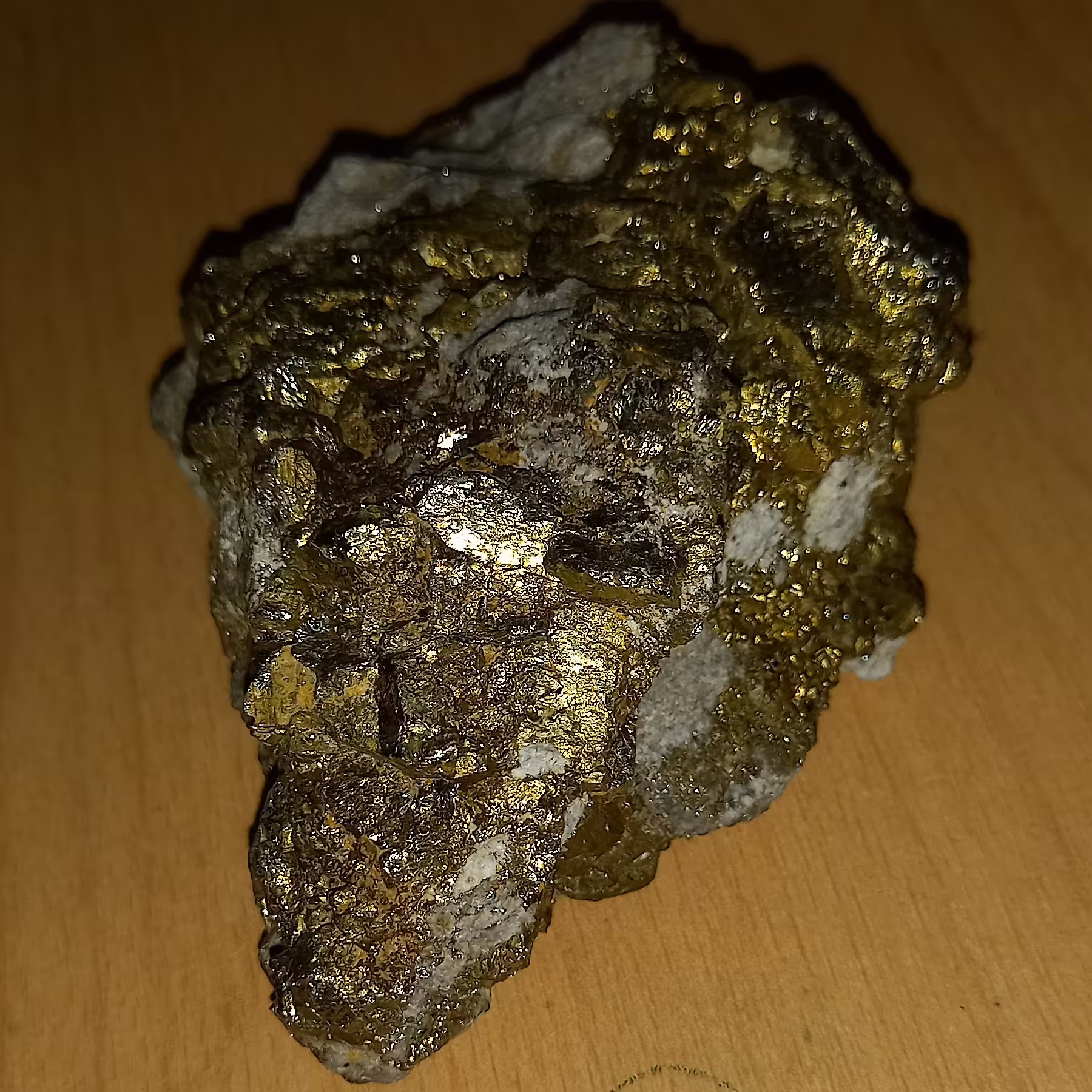 سنگ 7کیلویی راف پیریت طلایی محشر عقیق ناب