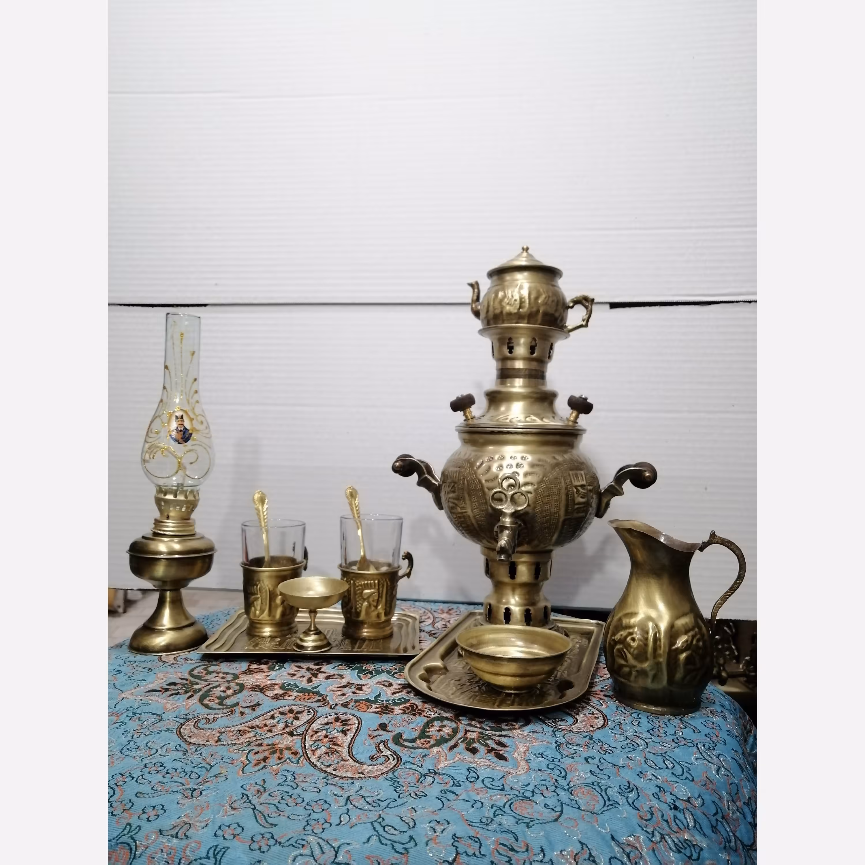 سماور ذغالی زغالی برنجی با کل سرویس در تصویر  (یک لیتر) 