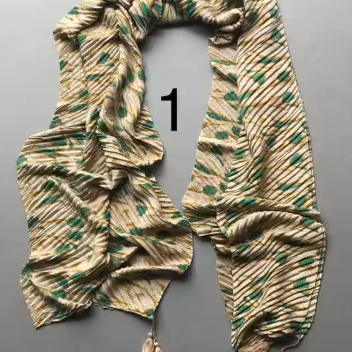 شال پلیسه منگوله دار جنس پارچه تمام‌ نخ مناسب بهار و تابستان وارداتی